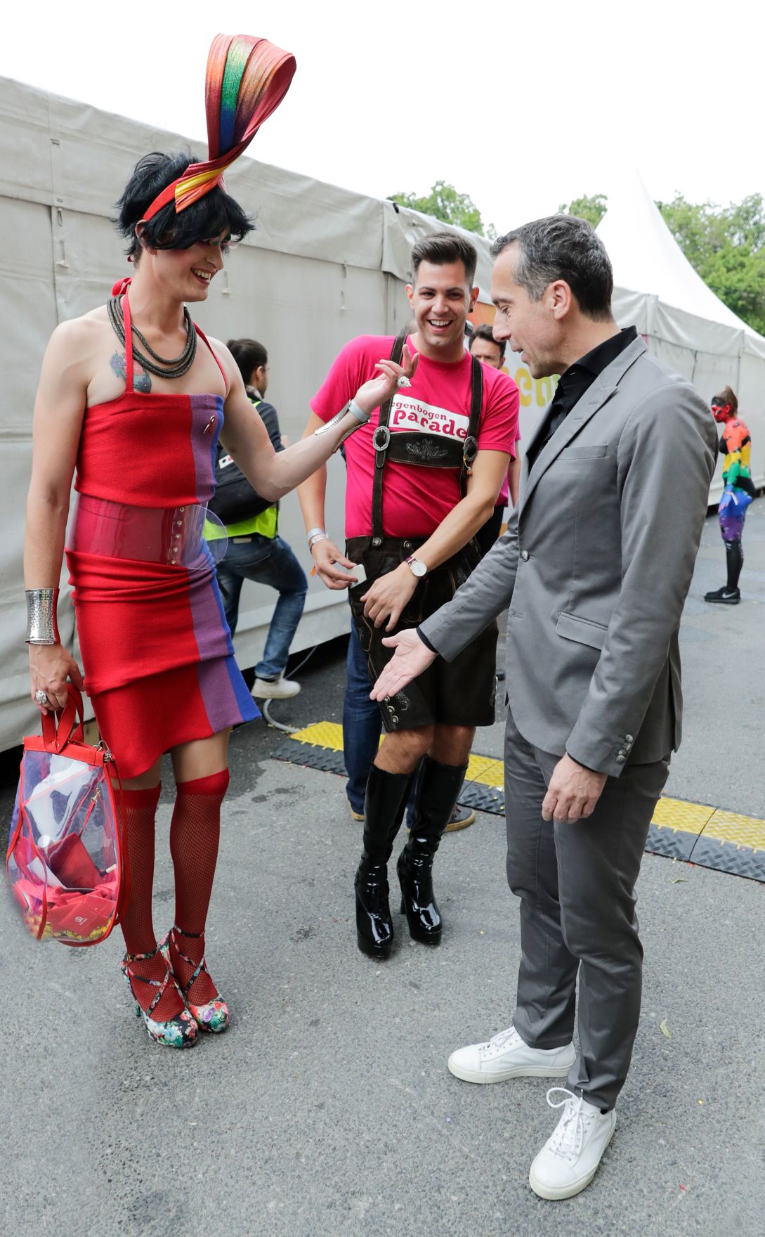 Am 17. Juni 2017 nahm Bundeskanzler Christian Kern (r.) an der Regenbogenparade 2017 in Wien teil.