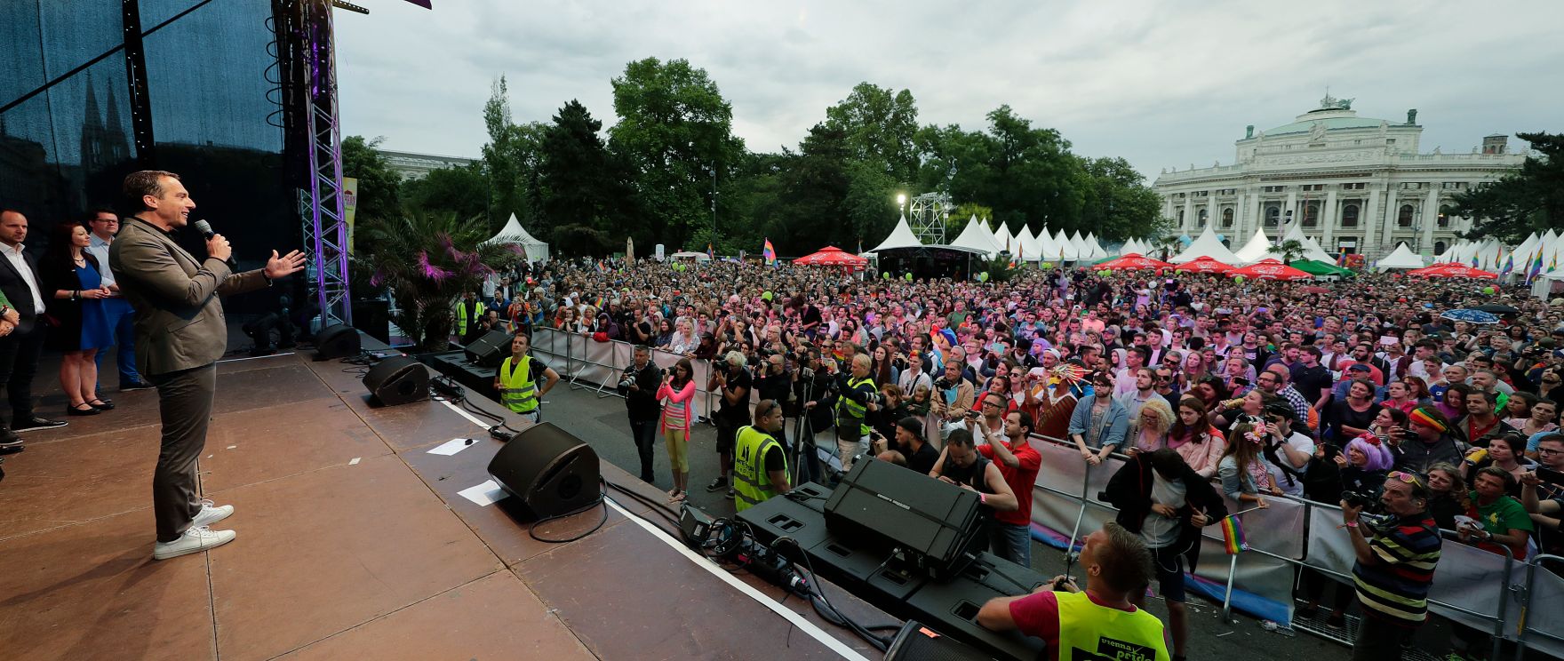 Am 17. Juni 2017 nahm Bundeskanzler Christian Kern an der Regenbogenparade 2017 in Wien teil.