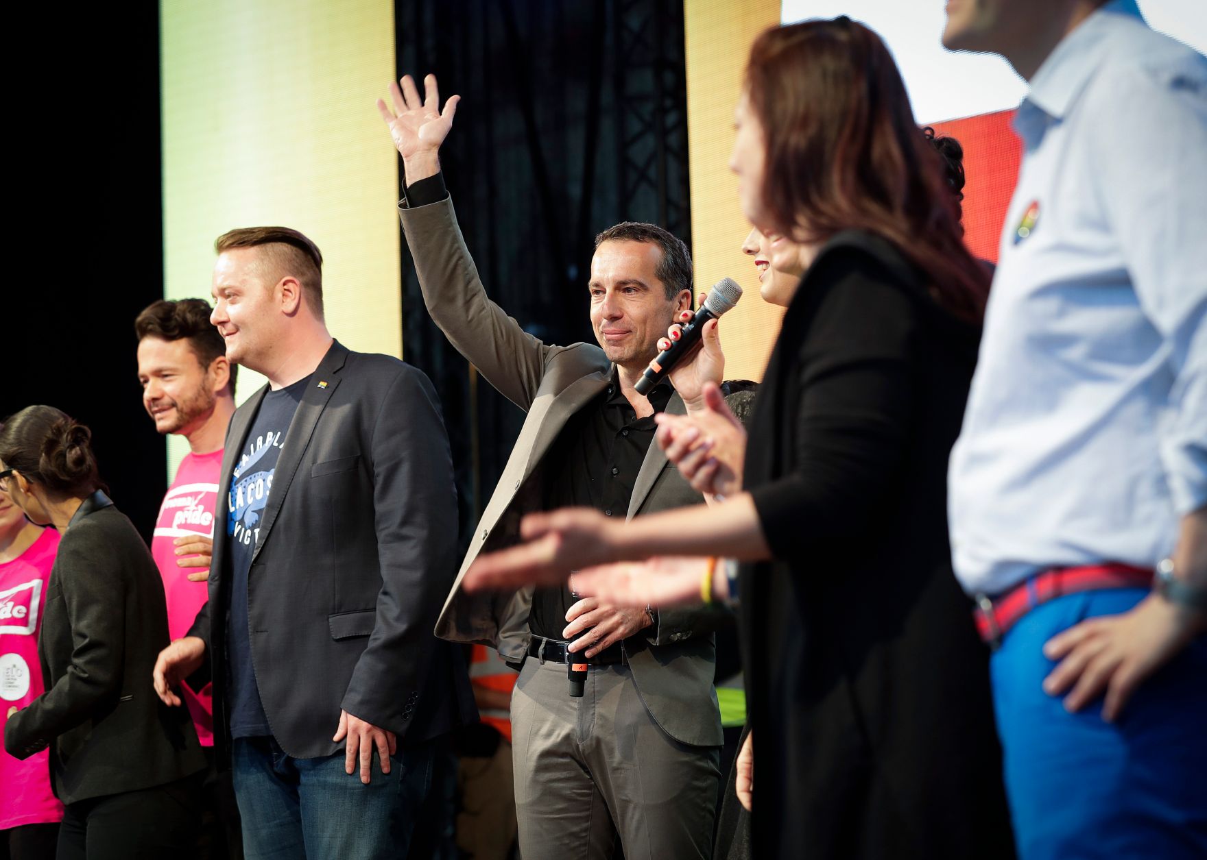 Am 17. Juni 2017 nahm Bundeskanzler Christian Kern (m.) an der Regenbogenparade 2017 in Wien teil.