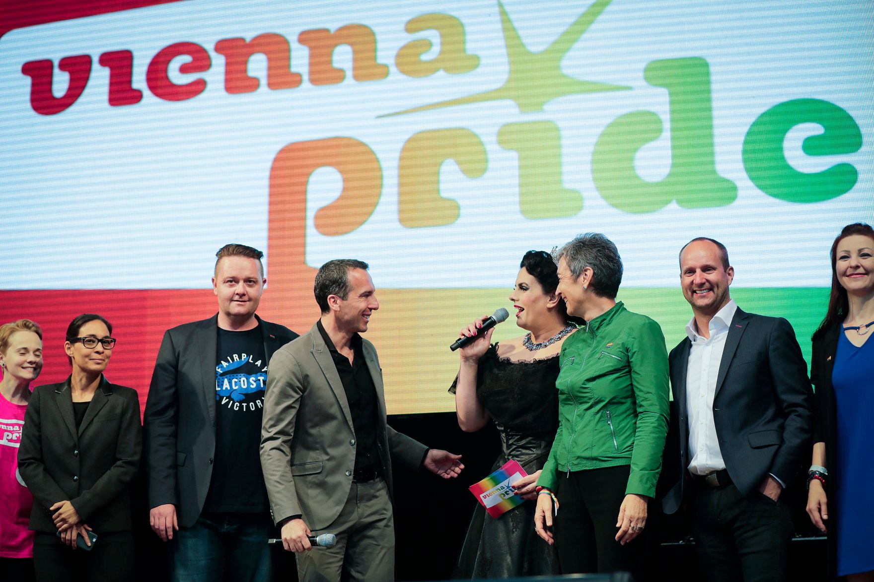 Am 17. Juni 2017 nahm Bundeskanzler Christian Kern (m.l.) an der Regenbogenparade 2017 in Wien teil.