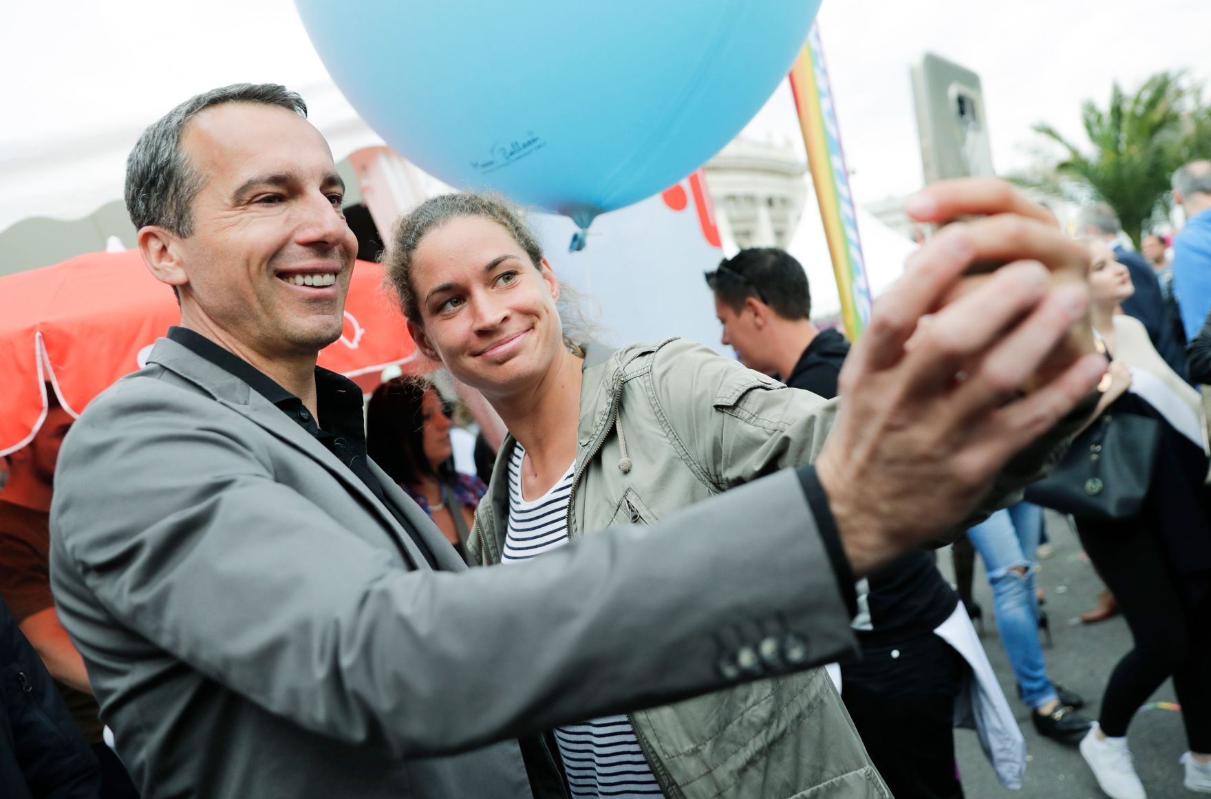 Am 17. Juni 2017 nahm Bundeskanzler Christian Kern (l.) an der Regenbogenparade 2017 in Wien teil.