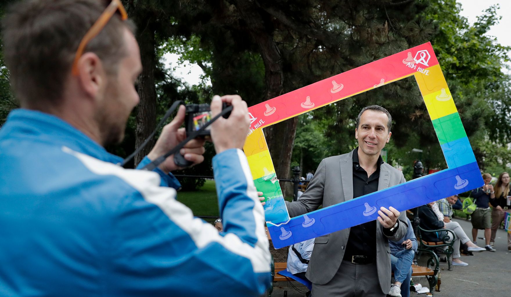 Am 17. Juni 2017 nahm Bundeskanzler Christian Kern (r.) an der Regenbogenparade 2017 in Wien teil.
