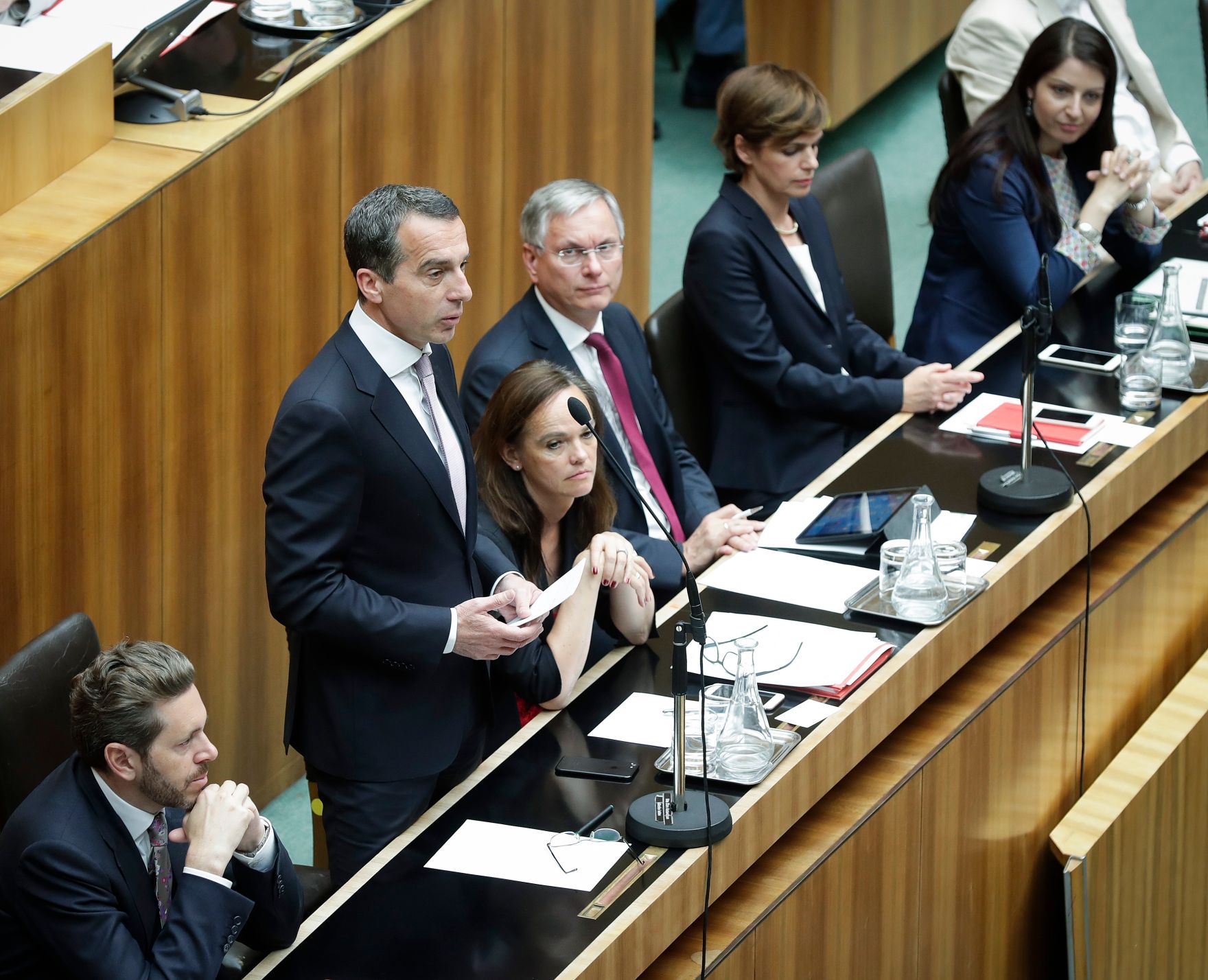 Am 19. Juni 2017 nahm der Bundeskanzler an der Sondersitzung des Nationalrates zum Thema "Bildungsreform" teil. Im Bild (v.l.n.r.) Wirtschaftsminister Harlad Mahrer, Bundeskanzler Christian Kern, Bildungsministerin Sonja Hammerschmid, Sozialminister Alois St&ouml;ger, Gesundheitsministerin Pamela Rendi-Wagner, Staatssekret&auml;rin Muna Duzdar und Kanzleramtsminister Thomas Drozda.
