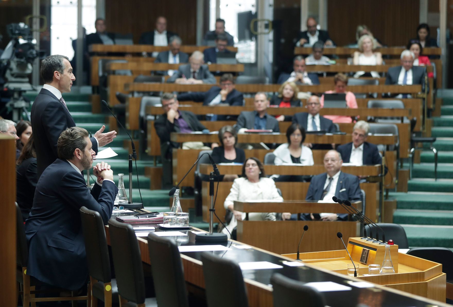 Am 19. Juni 2017 nahm Bundeskanzler Christian Kern (l.) an der Sondersitzung des Nationalrates zum Thema "Bildungsreform" teil. Im Bild mit Wirtschaftsminister Harlad Mahrer (r.).