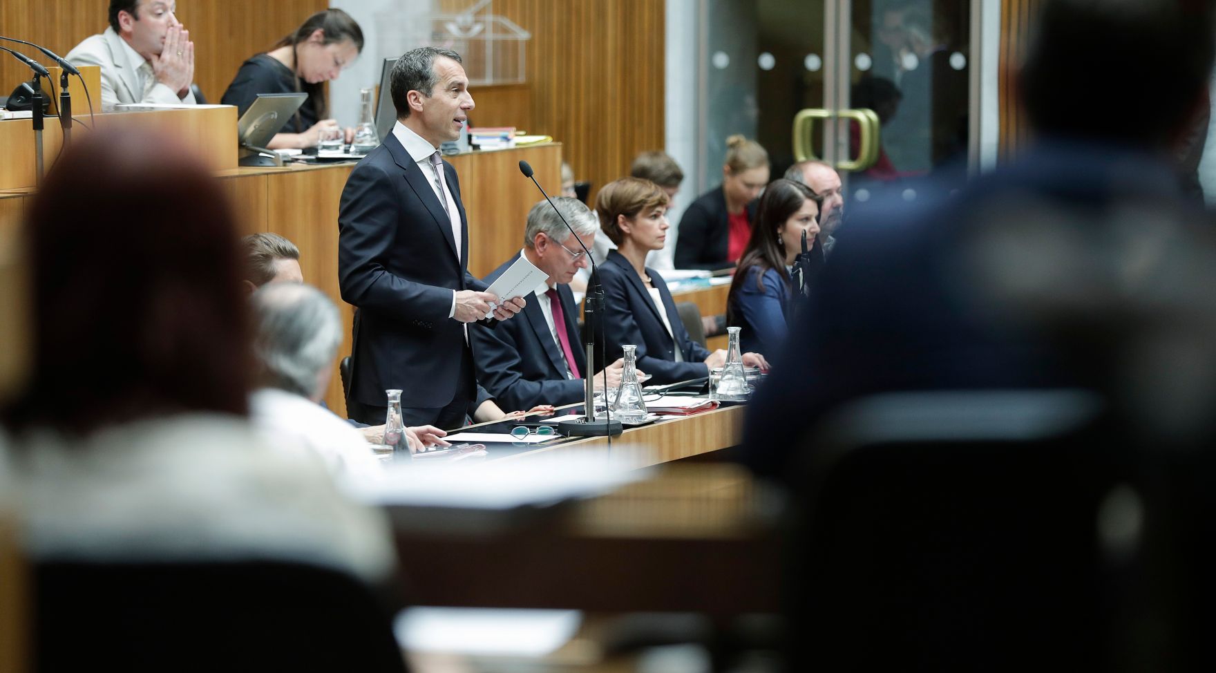 Am 19. Juni 2017 nahm Bundeskanzler Christian Kern (l.) an der Sondersitzung des Nationalrates zum Thema "Bildungsreform" teil. Im Bild mit Sozialminister Alois St&ouml;ger (m.l.), Gesundheitsministerin Pamela Rendi-Wagner (m.r.) und Staatssekret&auml;rin Muna Duzdar (r.)