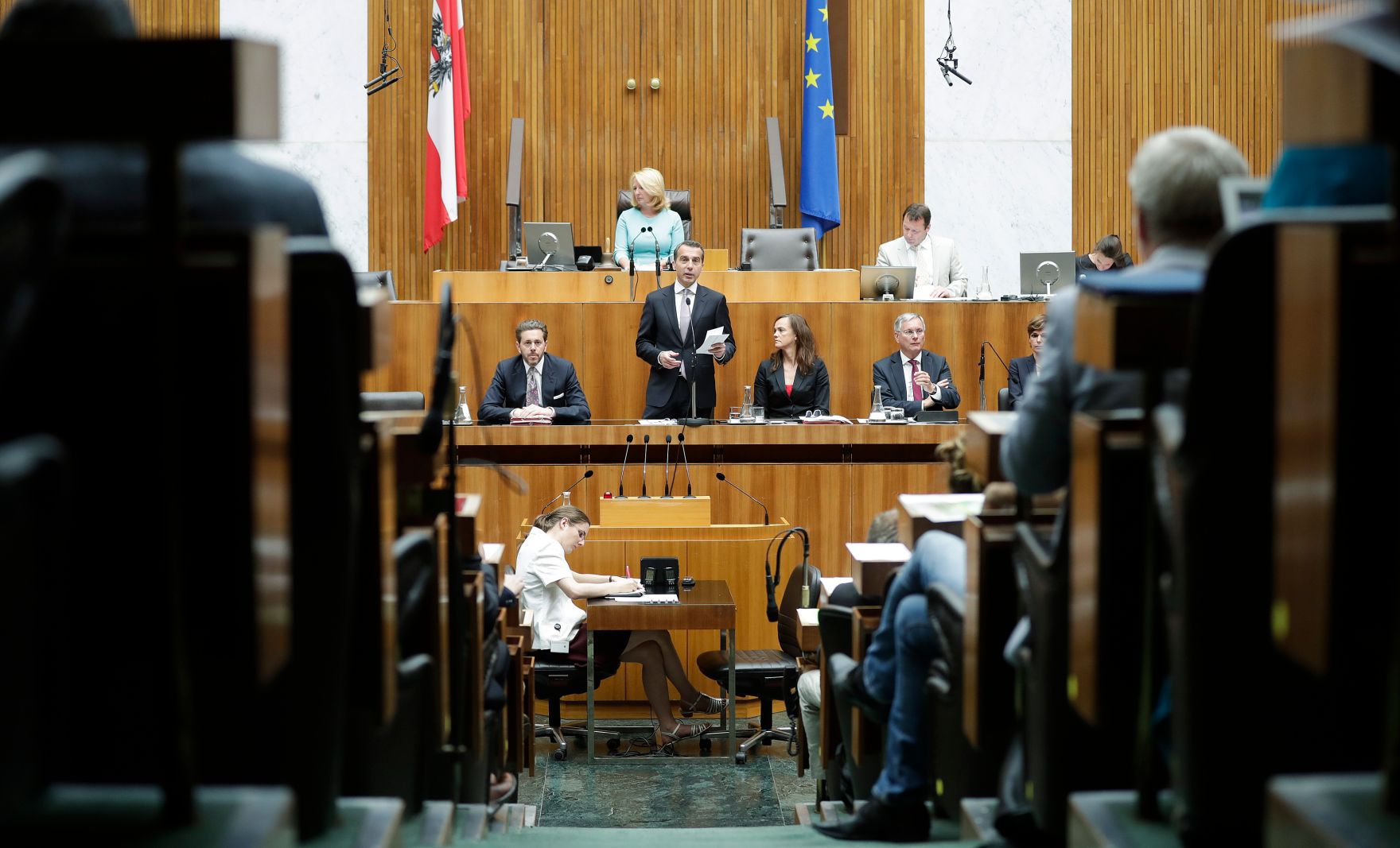 Am 19. Juni 2017 nahm Bundeskanzler Christian Kern (m.l.) an der Sondersitzung des Nationalrates zum Thema "Bildungsreform" teil. Im Bild mit Wirtschaftsminister Harlad Mahrer (l.), Bildungsministerin Sonja Hammerschmid (m.r.) und Sozialminister Alois St&ouml;ger (r.).