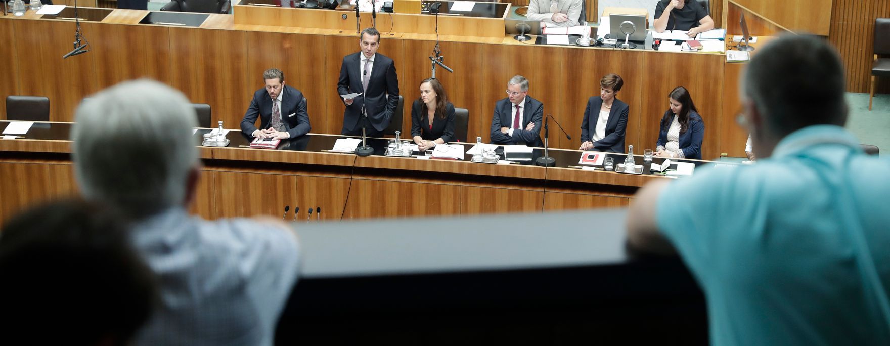 Am 19. Juni 2017 nahm der Bundeskanzler an der Sondersitzung des Nationalrates zum Thema "Bildungsreform" teil. Im Bild (v.l.n.r.) Wirtschaftsminister Harlad Mahrer, Bundeskanzler Christian Kern, Bildungsministerin Sonja Hammerschmid, Sozialminister Alois St&ouml;ger, Gesundheitsministerin Pamela Rendi-Wagner und Staatssekret&auml;rin Muna Duzdar