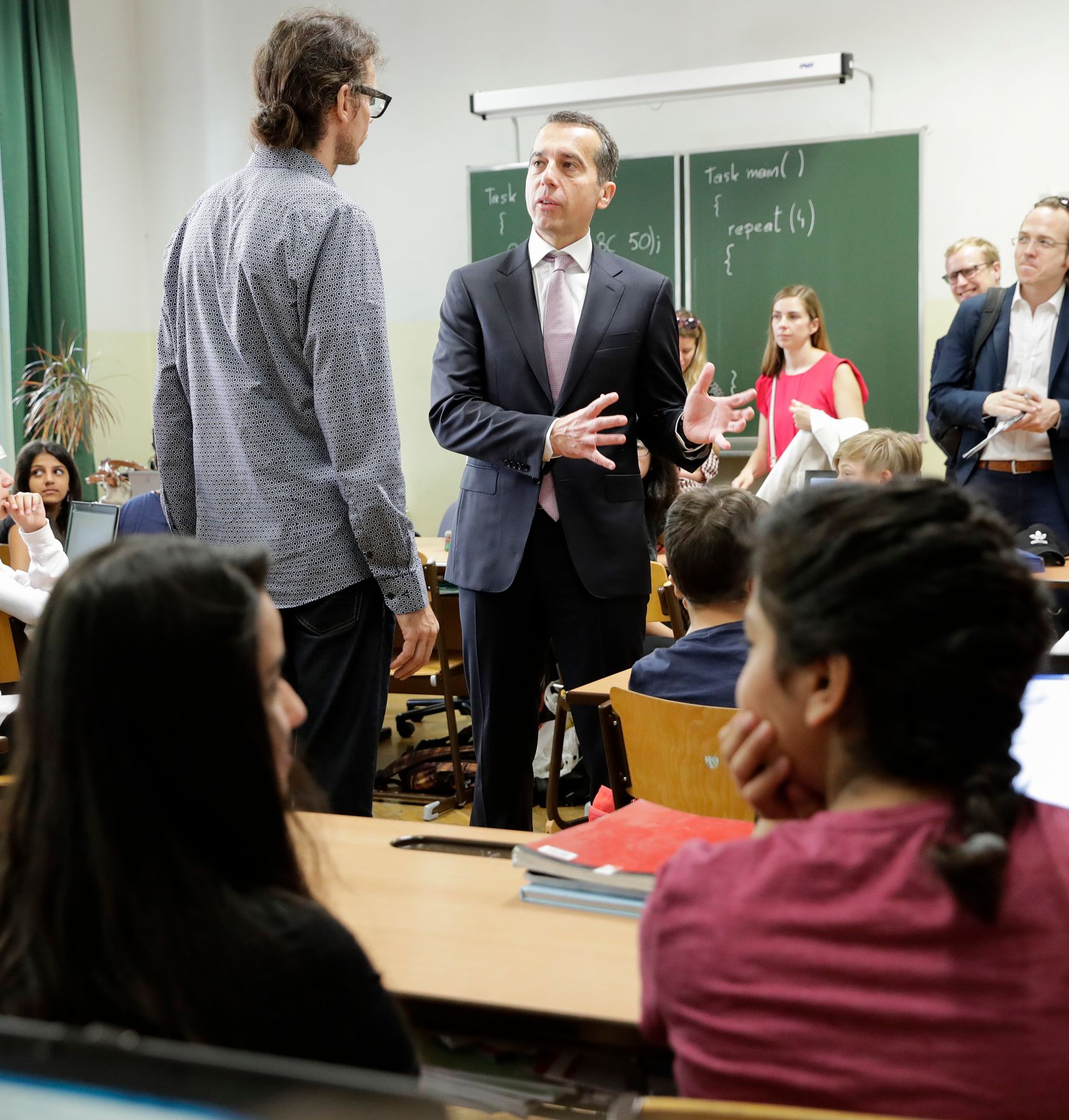Am 19. Juni 2017 besuchte Bundeskanzler Christian Kern (m.) die Neue Mittelschule in der Glasergasse.