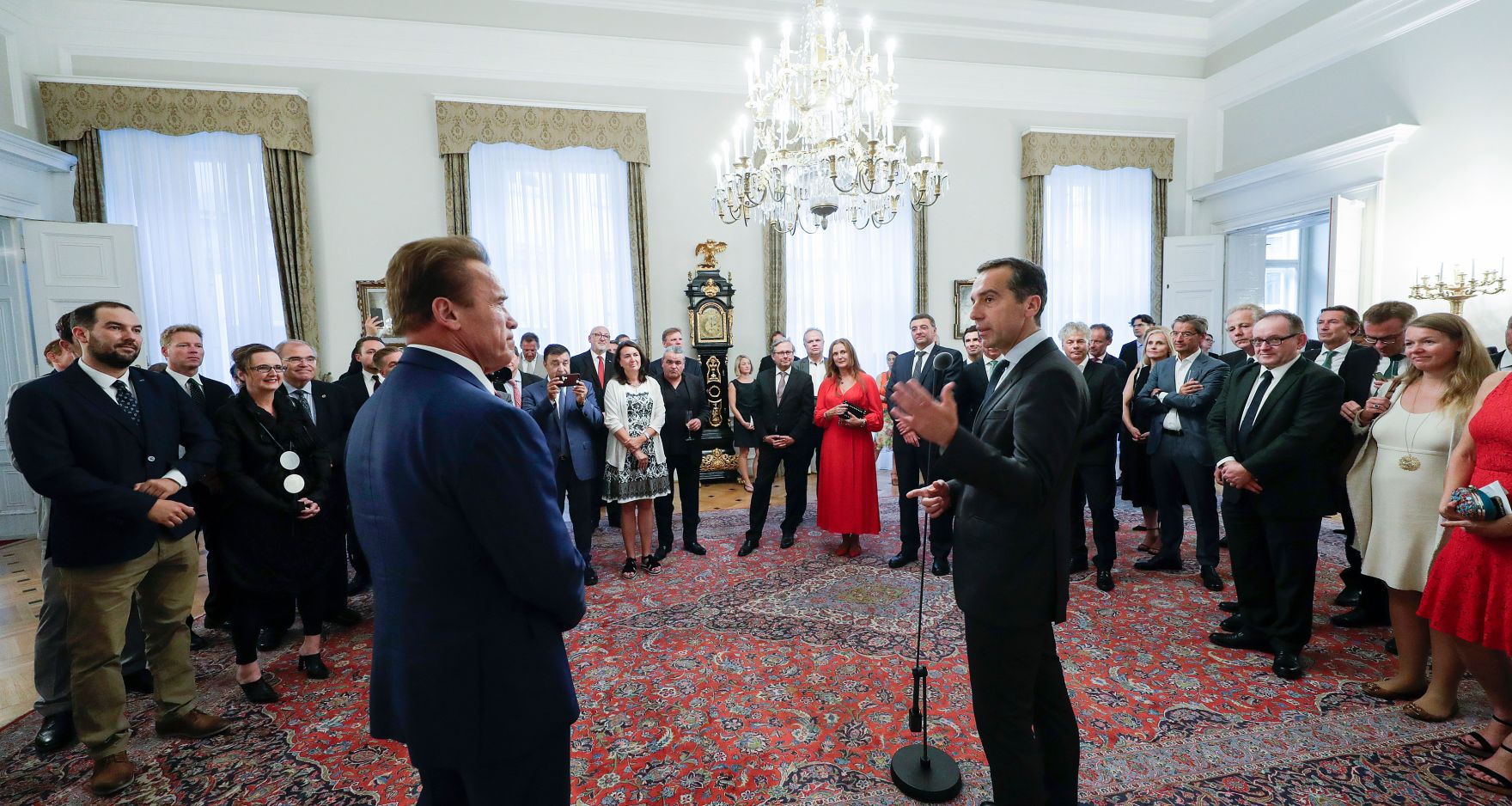 Am 20. Juni 2017 gab Bundeskanzler Christian Kern (r.) anl&auml;sslich des R20 Austrian World Summit einen Empfang im Bundeskanzleramt. Im Bild mit Arnold Schwarzenegger (l.).