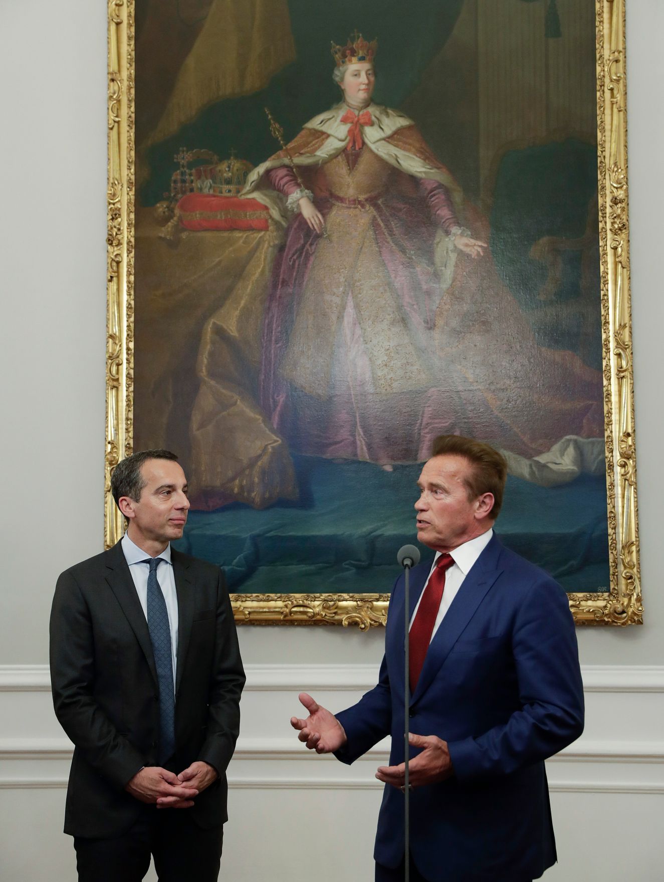Am 20. Juni 2017 gab Bundeskanzler Christian Kern (l.) anl&auml;sslich des R20 Austrian World Summit einen Empfang im Bundeskanzleramt. Im Bild mit Arnold Schwarzenegger (r.).