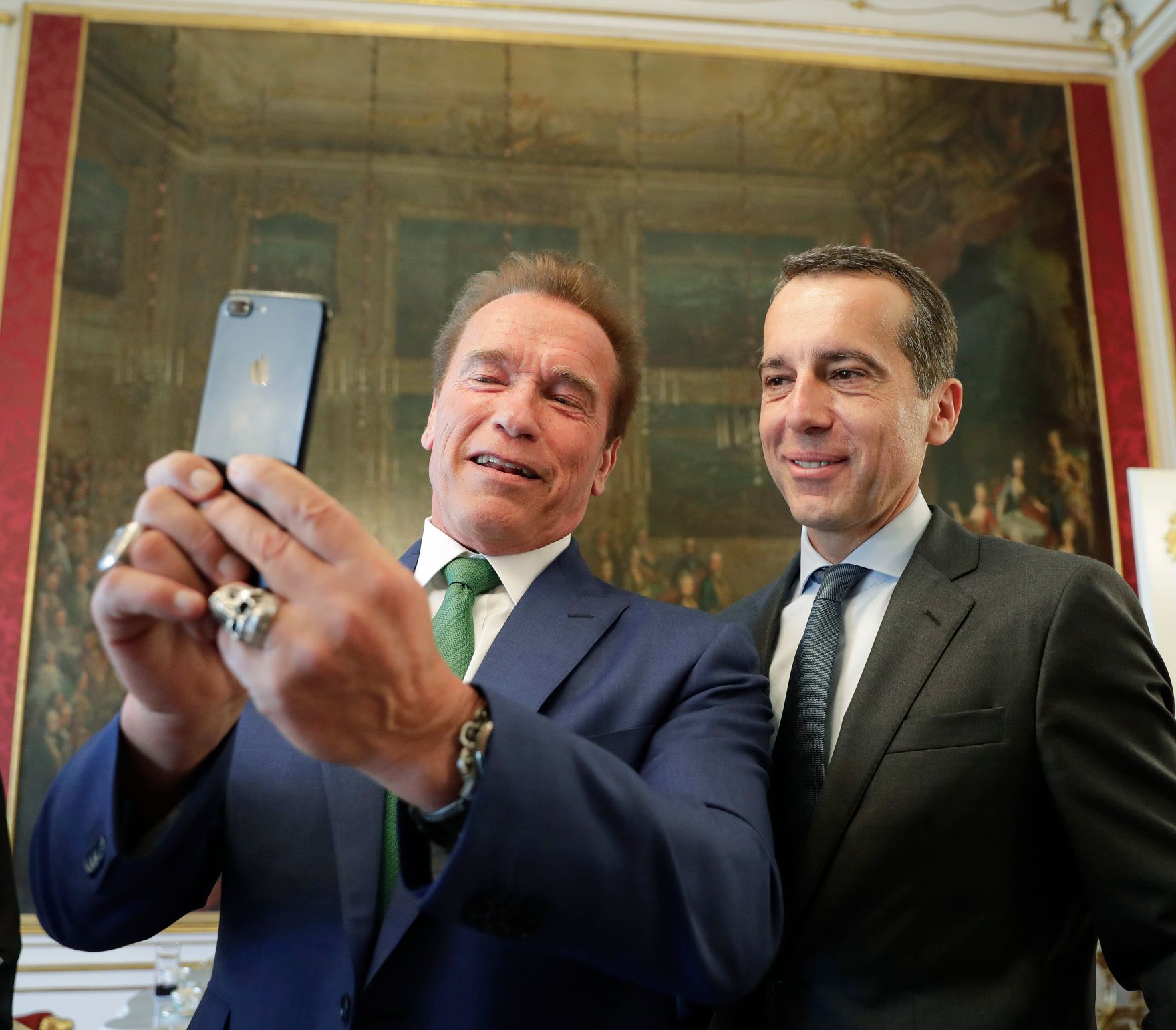Am 20. Juni 2017 nahm Bundeskanzler Christian Kern (r.) am R20 Austrian World Summit teil. Im Bild mit Arnold Schwarzenegger (l.).
