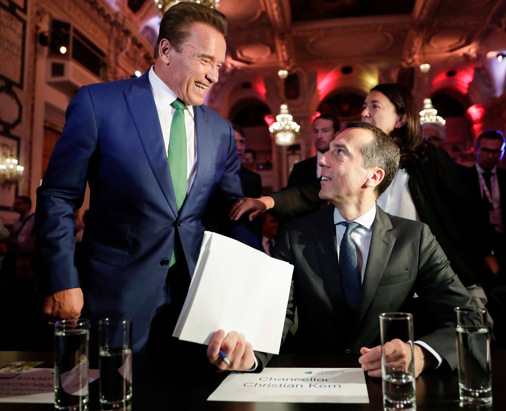 Am 20. Juni 2017 nahm Bundeskanzler Christian Kern (r.) am R20 Austrian World Summit teil. Im Bild mit Arnold Schwarzenegger (l.).