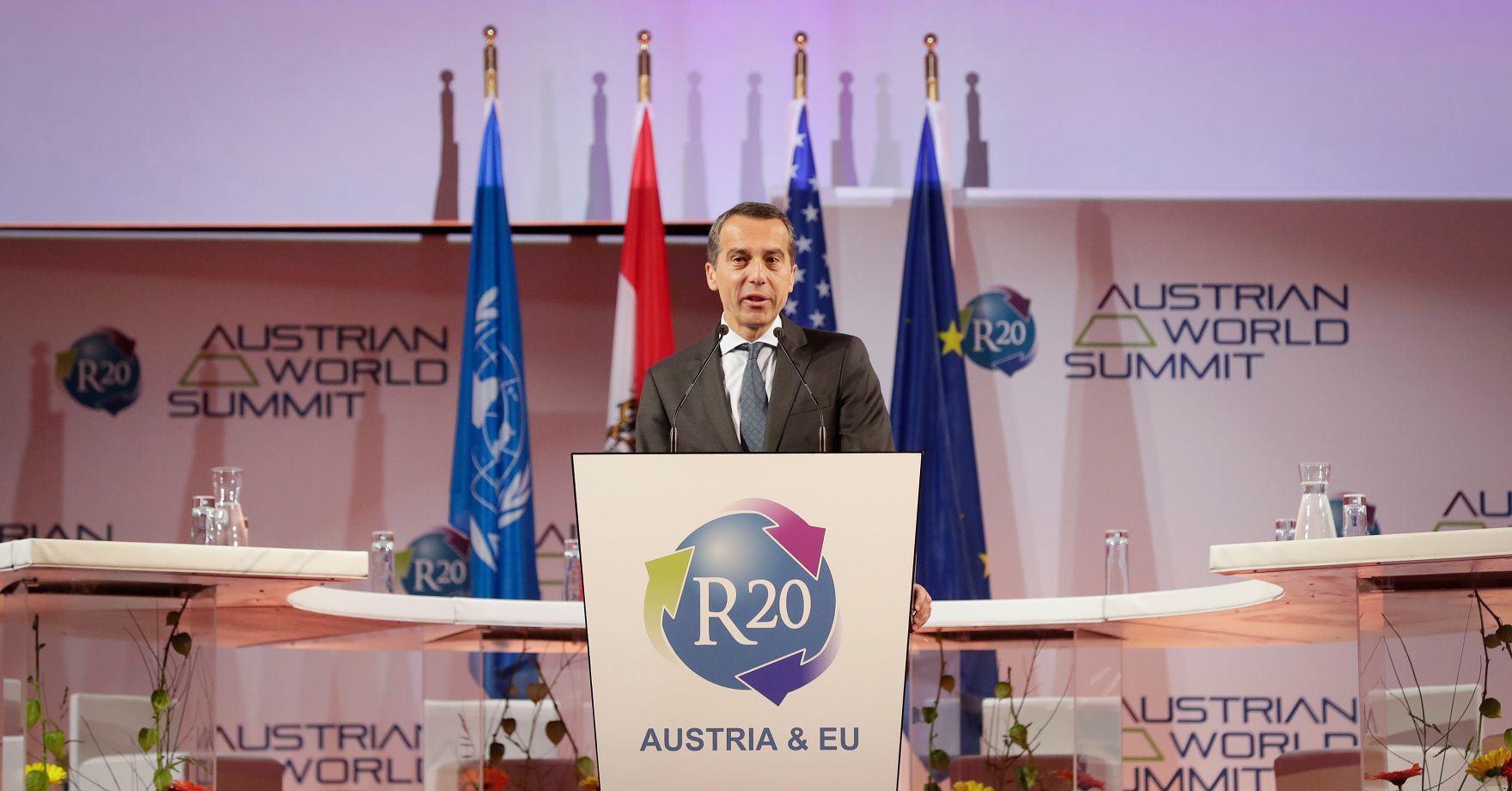 Am 20. Juni 2017 nahm Bundeskanzler Christian Kern (im Bild) am R20 Austrian World Summit teil.