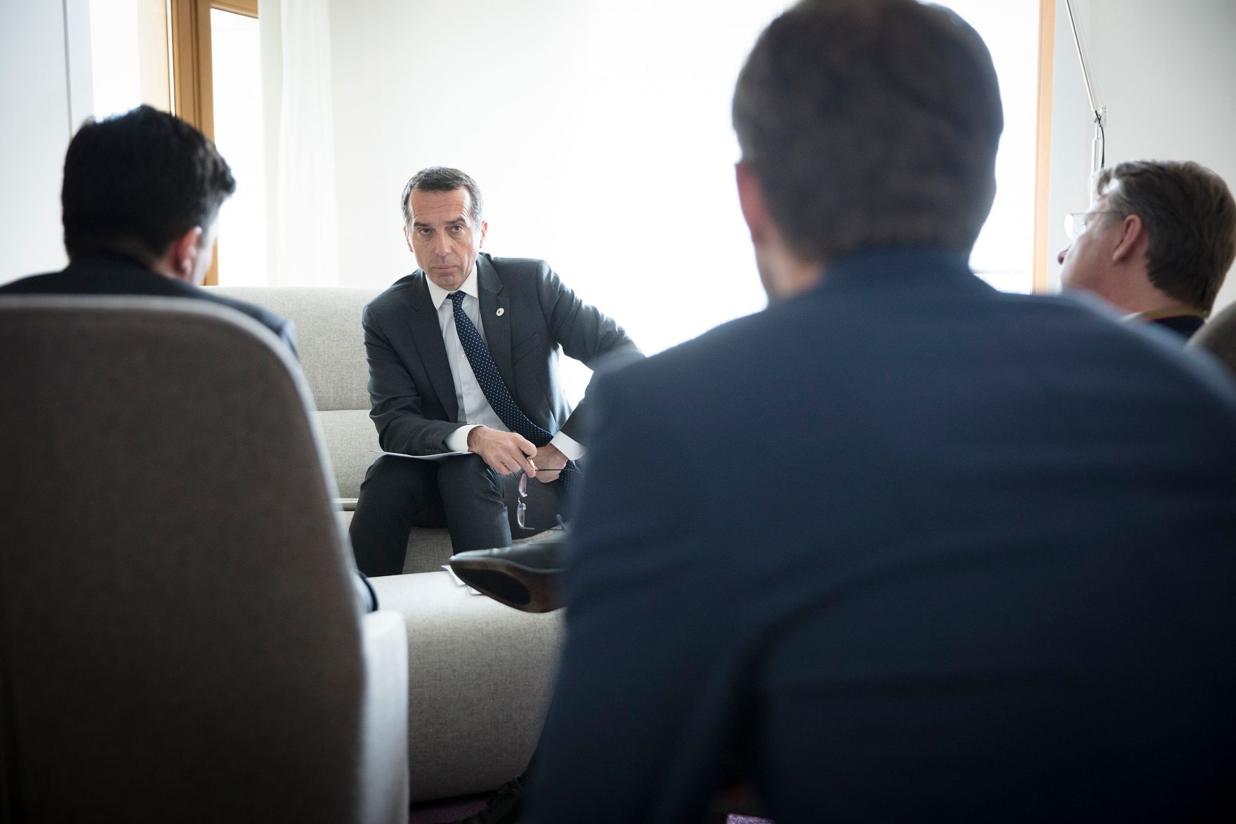 Am 23. Juni 2017 endete in Br&uuml;ssel der zweit&auml;gige Europ&auml;ische Rat der Staats- und Regierungschefs. Im Bild Bundeskanzler Christian Kern mit Mitarbeitern im Gespr&auml;ch.