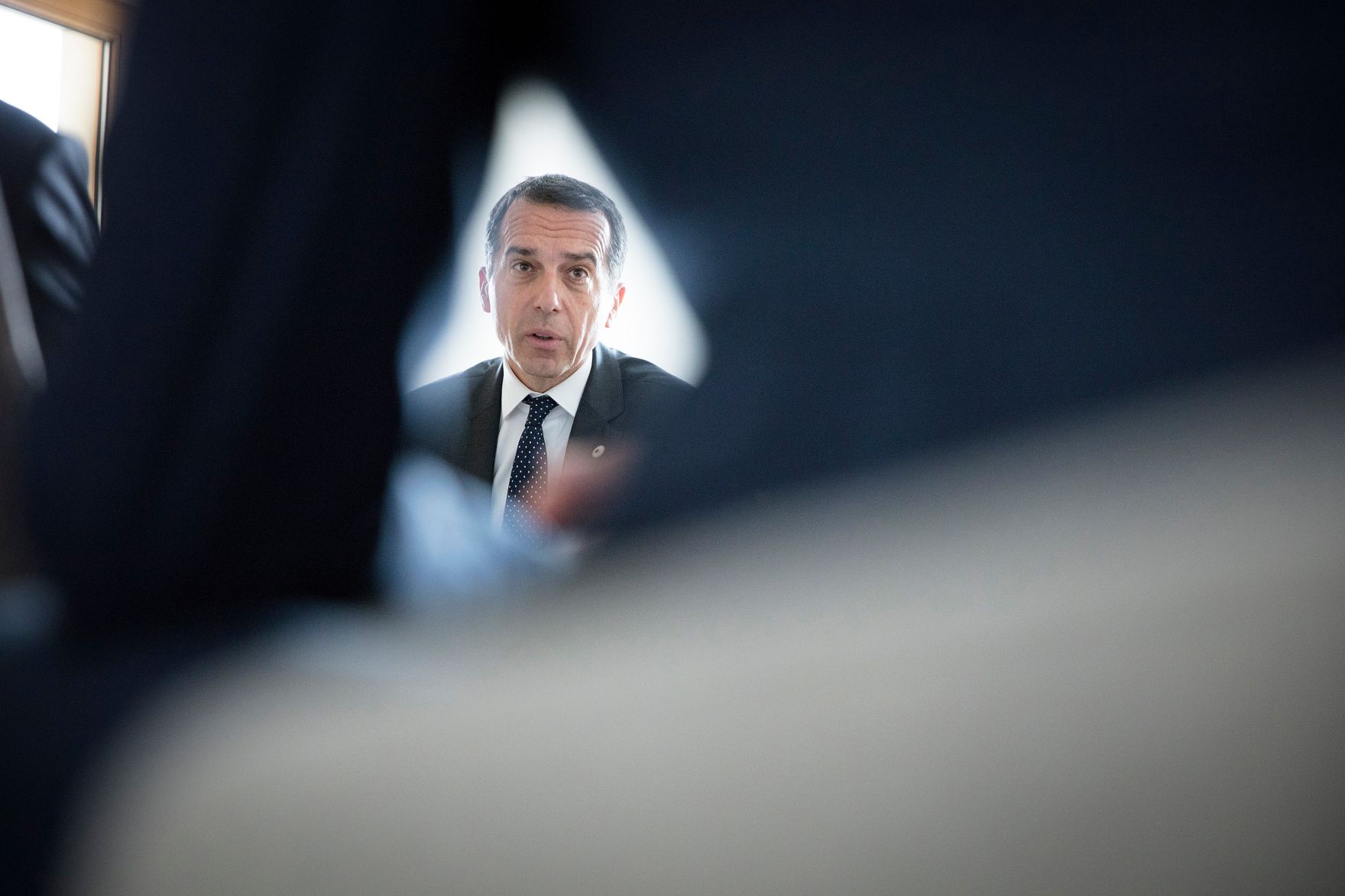 Am 23. Juni 2017 endete in Br&uuml;ssel der zweit&auml;gige Europ&auml;ische Rat der Staats- und Regierungschefs. Im Bild Bundeskanzler Christian Kern mit Mitarbeitern im Gespr&auml;ch.