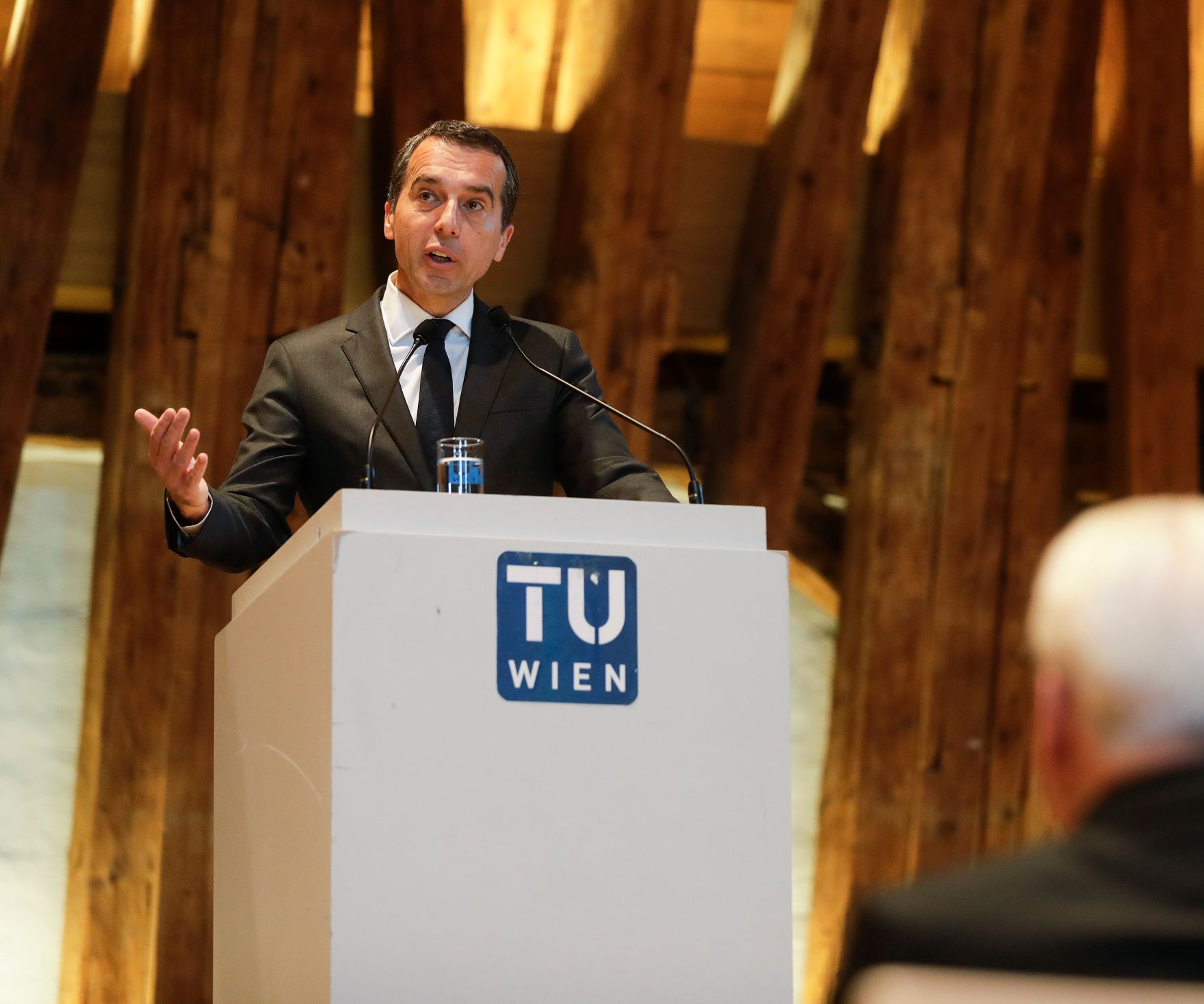 Am 3. Juli 2017 nahm Bundeskanzler Christian Kern (im Bild) an der Diskussion des Europa Club Spezial &bdquo;Wie halten Sie es mit Europa?&ldquo; teil.