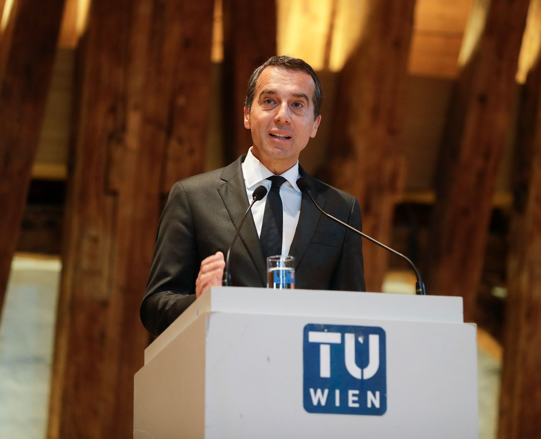 Am 3. Juli 2017 nahm Bundeskanzler Christian Kern (im Bild) an der Diskussion des Europa Club Spezial &bdquo;Wie halten Sie es mit Europa?&ldquo; teil.