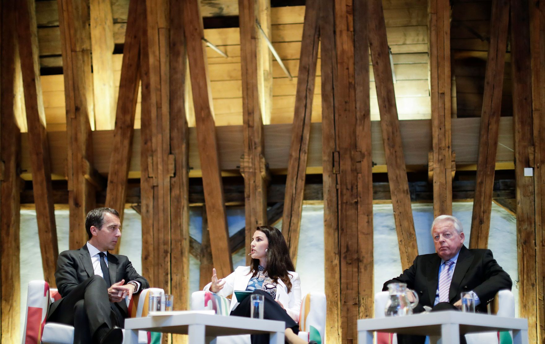 Am 3. Juli 2017 nahm Bundeskanzler Christian Kern (l.) an der Diskussion des Europa Club Spezial &bdquo;Wie halten Sie es mit Europa?&ldquo; teil. Im Bild mit Bundeskanzler a.D. Franz Vranitzky (r.) und der Moderatorin Andrea Rexer (m.).