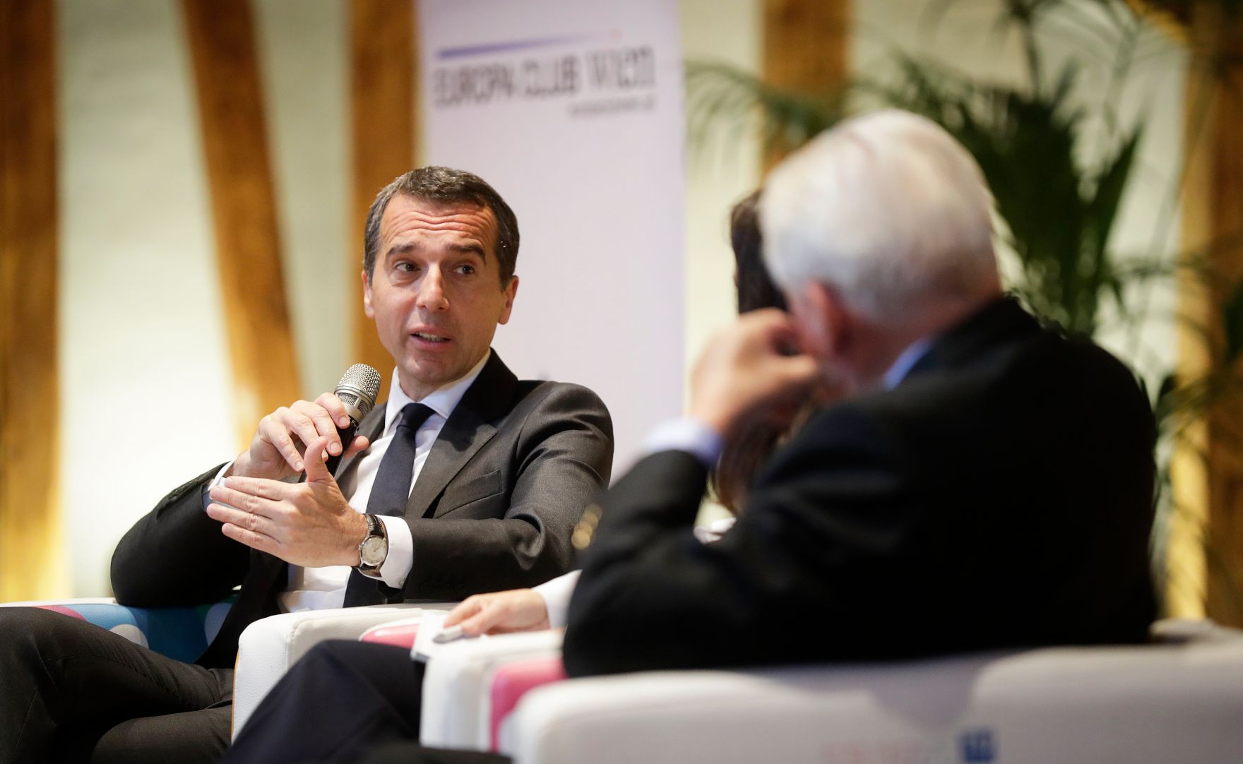 Am 3. Juli 2017 nahm Bundeskanzler Christian Kern (l.) an der Diskussion des Europa Club Spezial &bdquo;Wie halten Sie es mit Europa?&ldquo; teil. Im Bild mit Bundeskanzler a.D. Franz Vranitzky (r.).