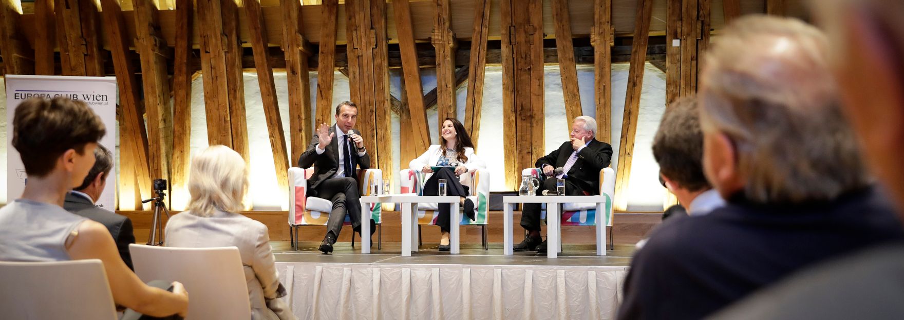 Am 3. Juli 2017 nahm Bundeskanzler Christian Kern (l.) an der Diskussion des Europa Club Spezial &bdquo;Wie halten Sie es mit Europa?&ldquo; teil. Im Bild mit Bundeskanzler a.D. Franz Vranitzky (r.) und der Moderatorin Andrea Rexer (m.).