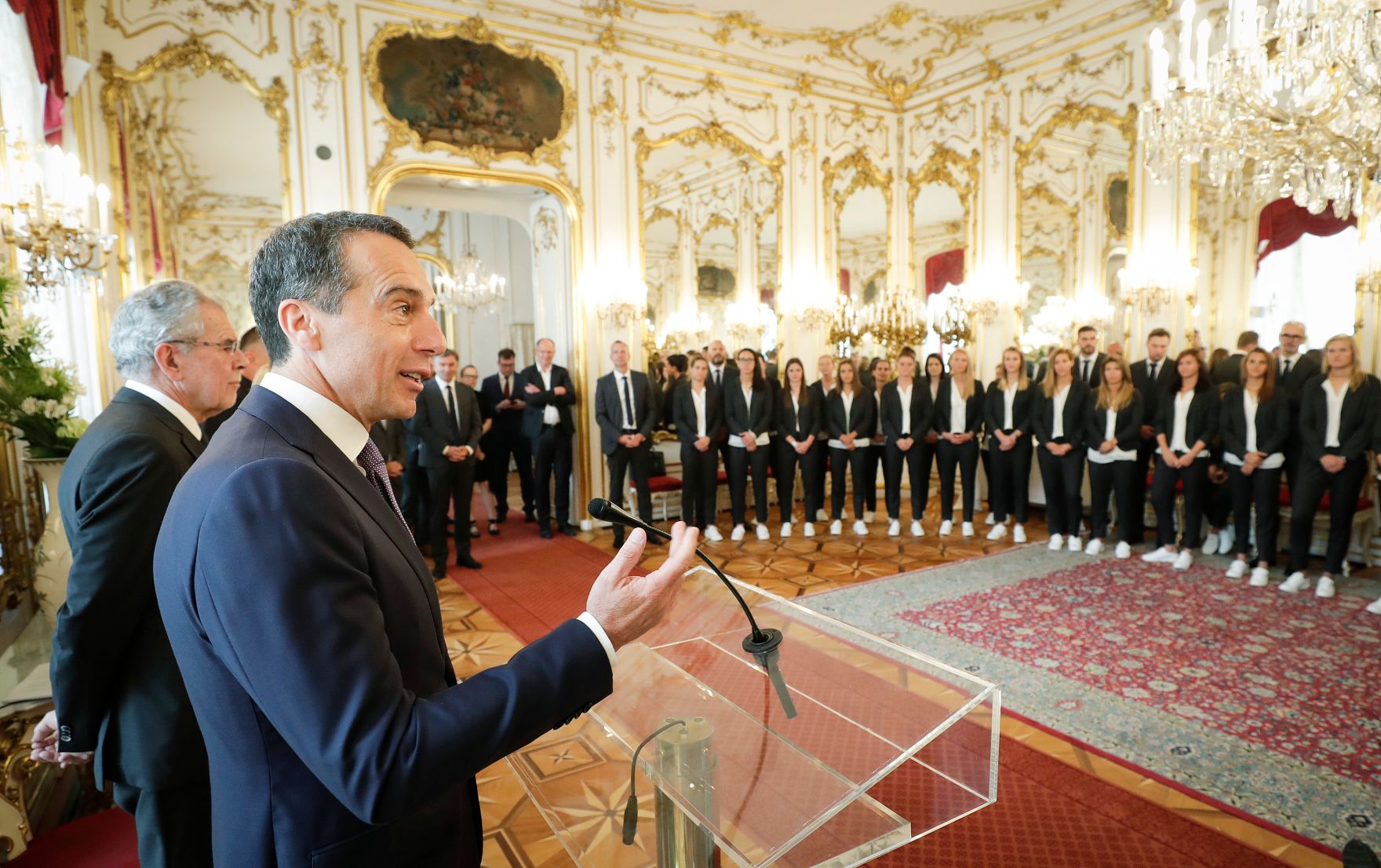 Am 11. Juli 2017 fand in der Pr&auml;sidentschaftskanzlei die Verabschiedung des &Ouml;FB-Frauen-Nationalteams zur Fu&szlig;ball-Europameisterschaft 2017 statt. Im Bild mit Bundespr&auml;sident Alexander Van der Bellen (l.) und Bundeskanzler Christian Kern (r.).