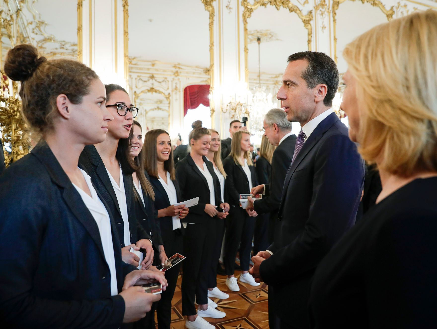 Am 11. Juli 2017 fand in der Pr&auml;sidentschaftskanzlei die Verabschiedung des &Ouml;FB-Frauen-Nationalteams zur Fu&szlig;ball-Europameisterschaft 2017 statt. Im Bild mit Bundeskanzler Christian Kern (m.) und Nationalratspr&auml;sidentin Doris Bures (r.).
