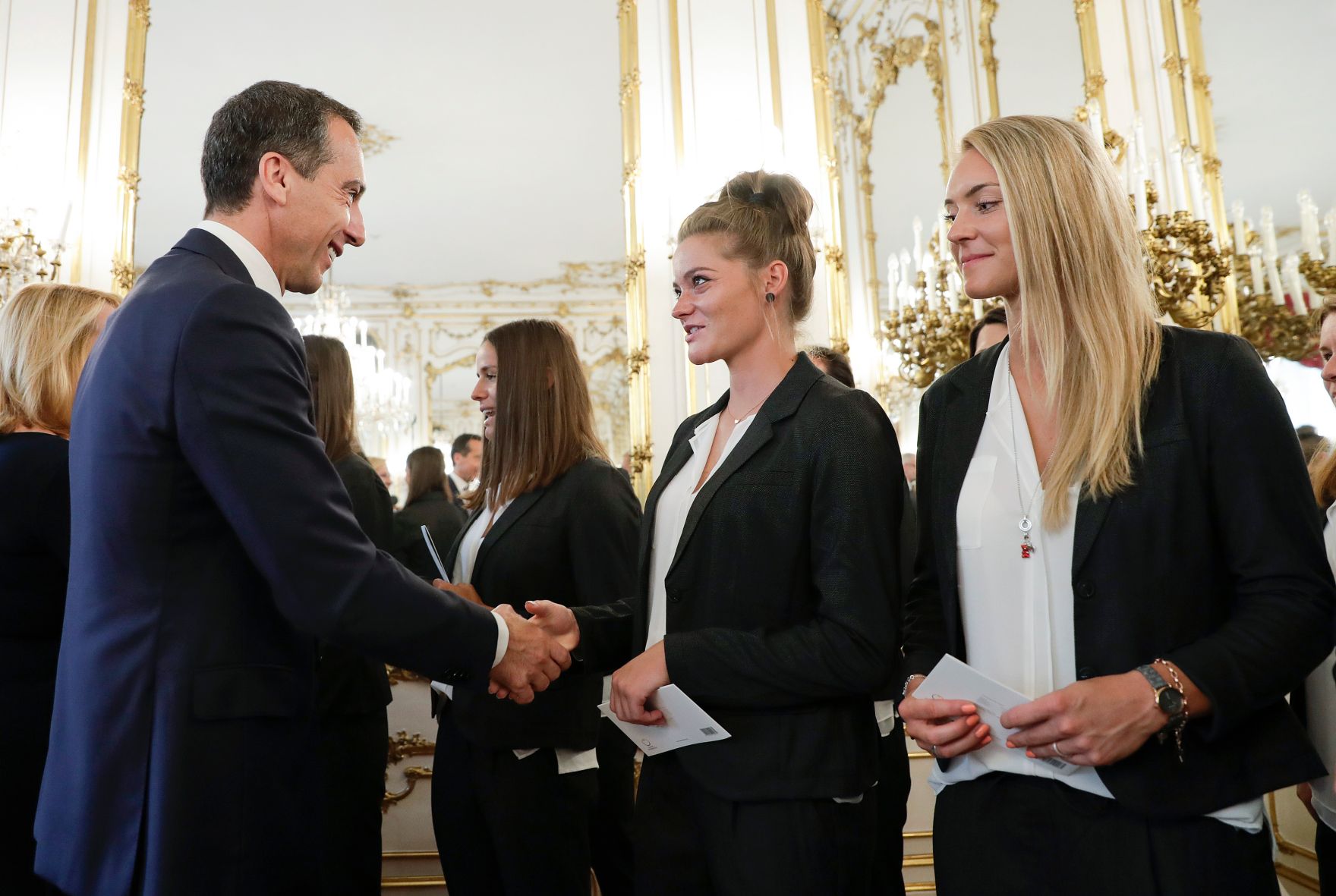 Am 11. Juli 2017 fand in der Pr&auml;sidentschaftskanzlei die Verabschiedung des &Ouml;FB-Frauen-Nationalteams zur Fu&szlig;ball-Europameisterschaft 2017 statt. Im Bild mit Bundeskanzler Christian Kern (l.).