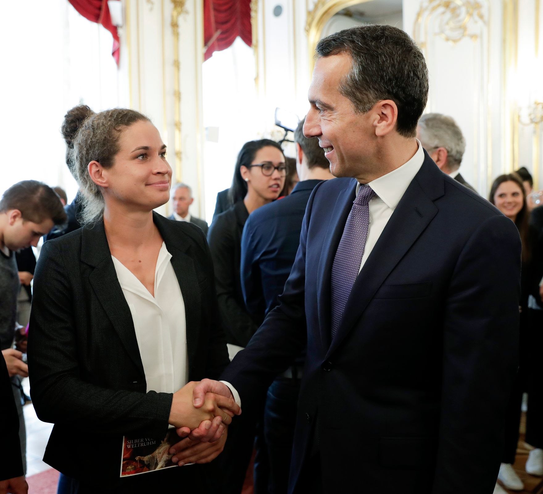 Am 11. Juli 2017 fand in der Pr&auml;sidentschaftskanzlei die Verabschiedung des &Ouml;FB-Frauen-Nationalteams zur Fu&szlig;ball-Europameisterschaft 2017 statt. Im Bild mit Bundeskanzler Christian Kern (r.).