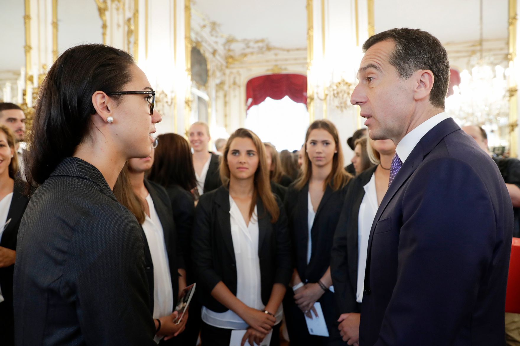 Am 11. Juli 2017 fand in der Pr&auml;sidentschaftskanzlei die Verabschiedung des &Ouml;FB-Frauen-Nationalteams zur Fu&szlig;ball-Europameisterschaft 2017 statt. Im Bild mit Bundeskanzler Christian Kern (r.).