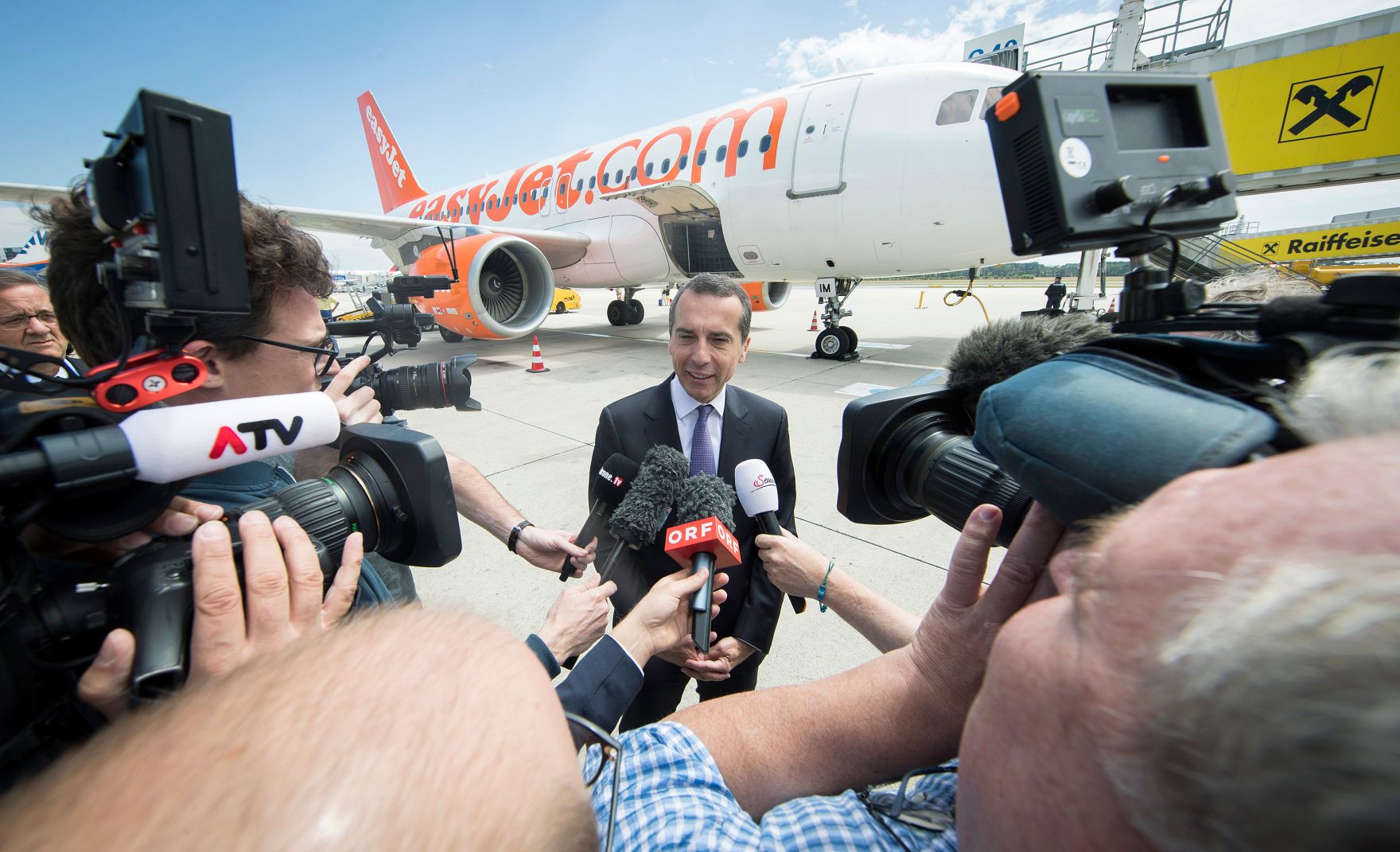 Am 14. Juli 2017 gab Bundeskanzler Christian Kern ein Pressestatement zur Er&ouml;ffnung eines Standorts von Easyjet in Wien.