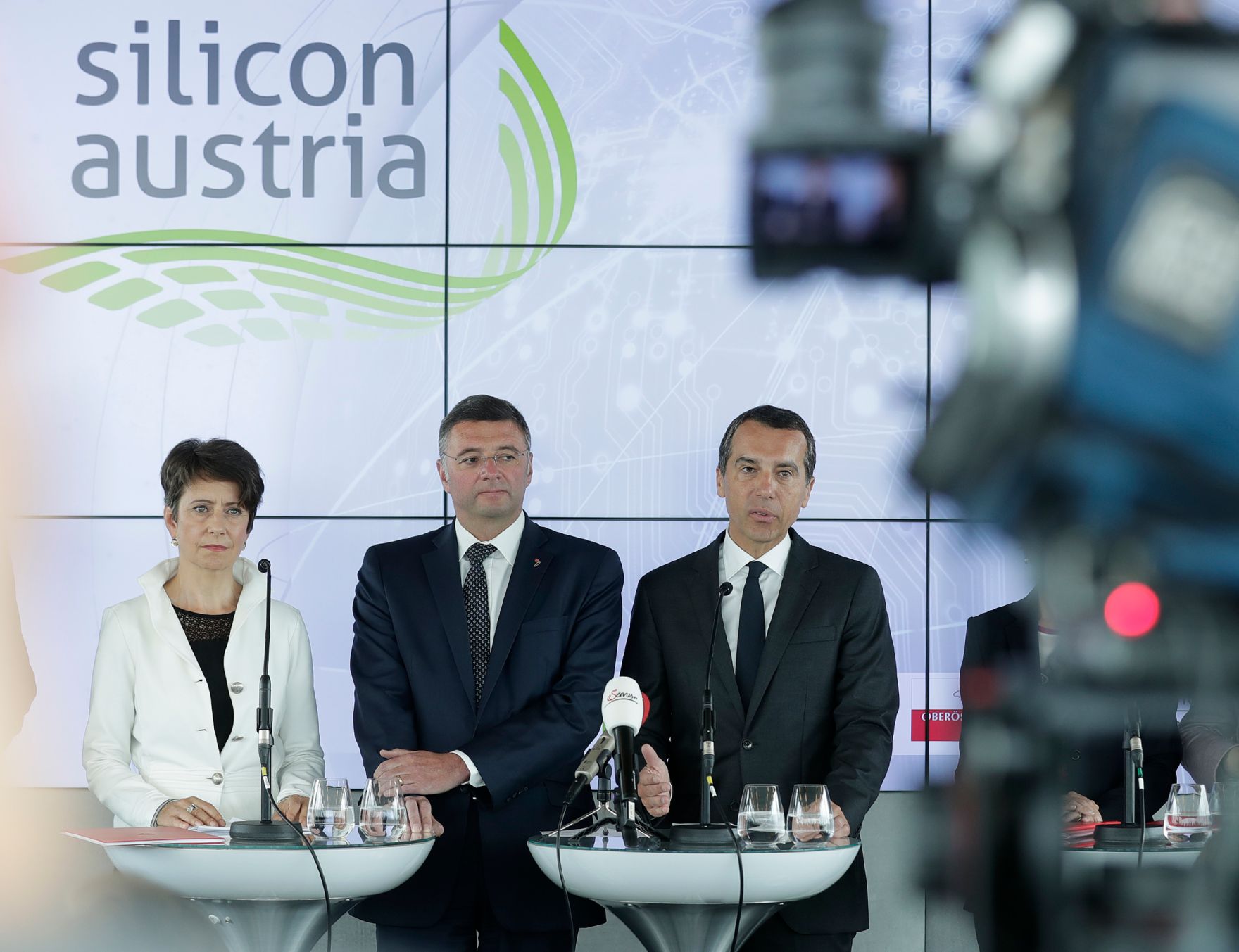 Am 24. Juli 2017 nahm Bundeskanzler Christian Kern (r.) gemeinsam mit J&ouml;rg Leichtfried, Bundesminister f&uuml;r Verkehr, Innovation und Technologie am Pressegespr&auml;ch zum Forschungszentrum f&uuml;r Elektronik und Mikroelektronik "Silicon Austria Labs" teil.