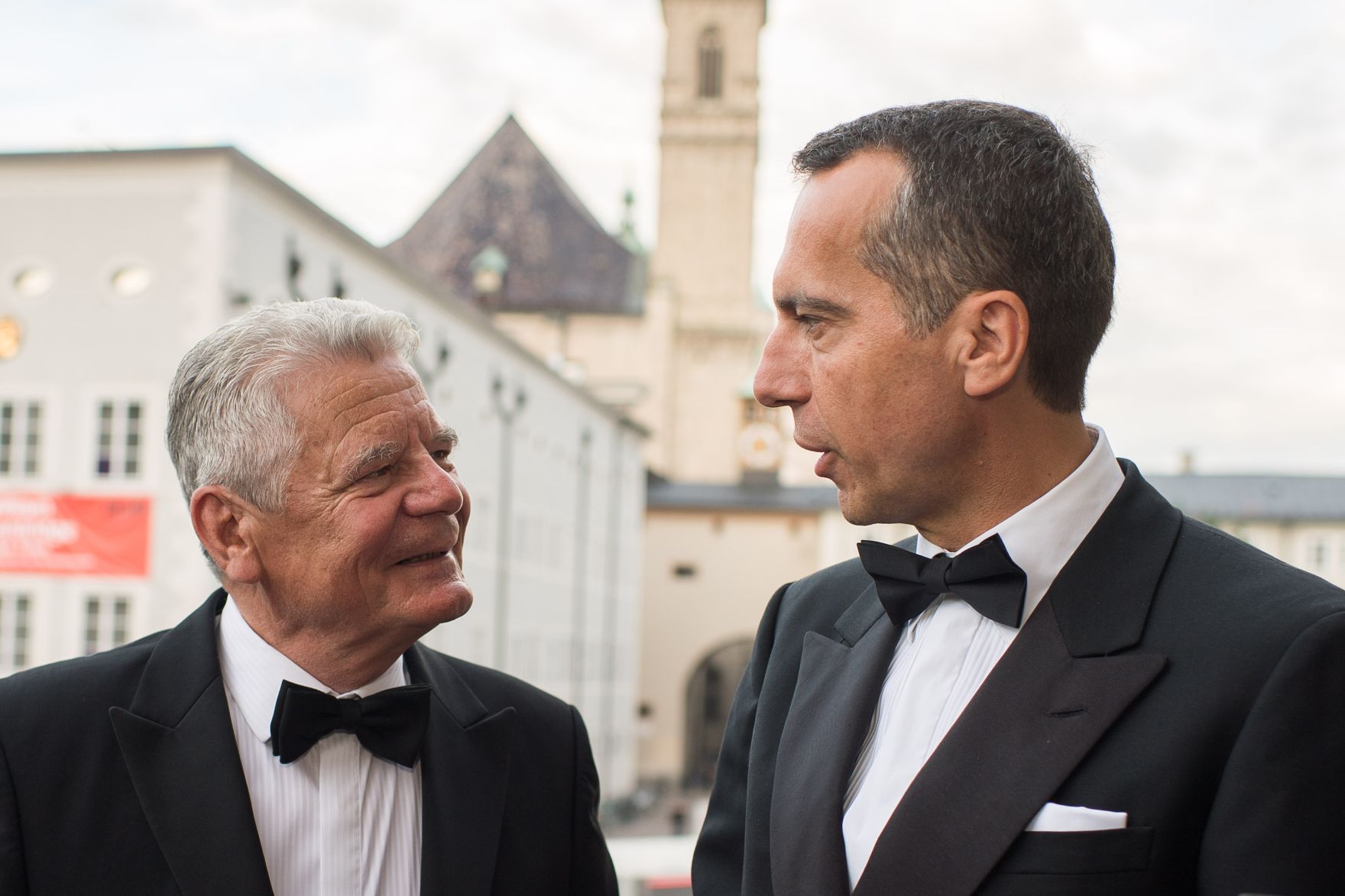 Am 27. Juli 2017 besuchte Bundeskanzler Christian Kern (r.) die Premiere &quot;La clemenza di Tito&quot; anl&auml;sslich der Salzburger Festspiele. Im Bild mit dem deutschen Bundespr&auml;sidenten Joachim Gauck (l.).