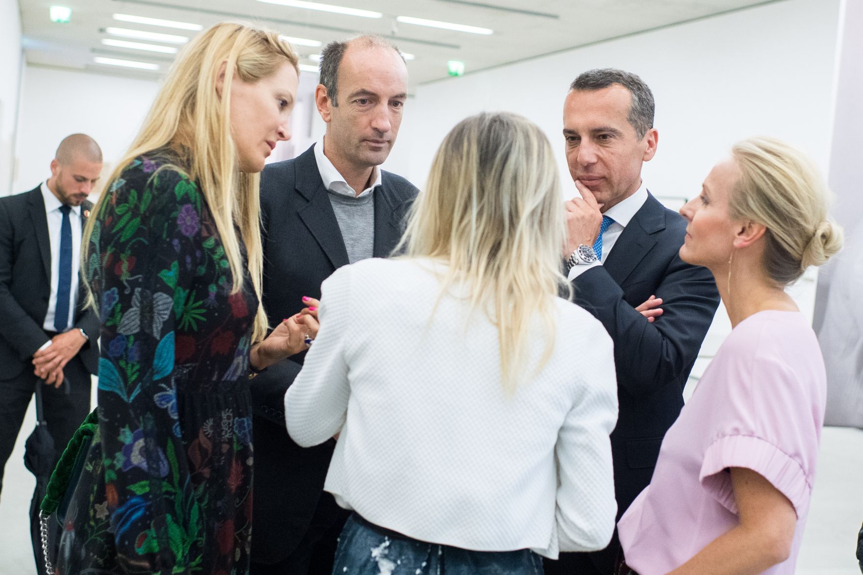 Am 28. Juli 2017 luden Bundeskanzler Christian Kern (r.) und Kunst- und Kulturminister Thomas Drozda zum Cocktailempfang im Museum der Moderne anl&auml;sslich der Salzburger Festspiele. Im Bild mit Eva Dichand (l.) und Christoph Dichand (m.).