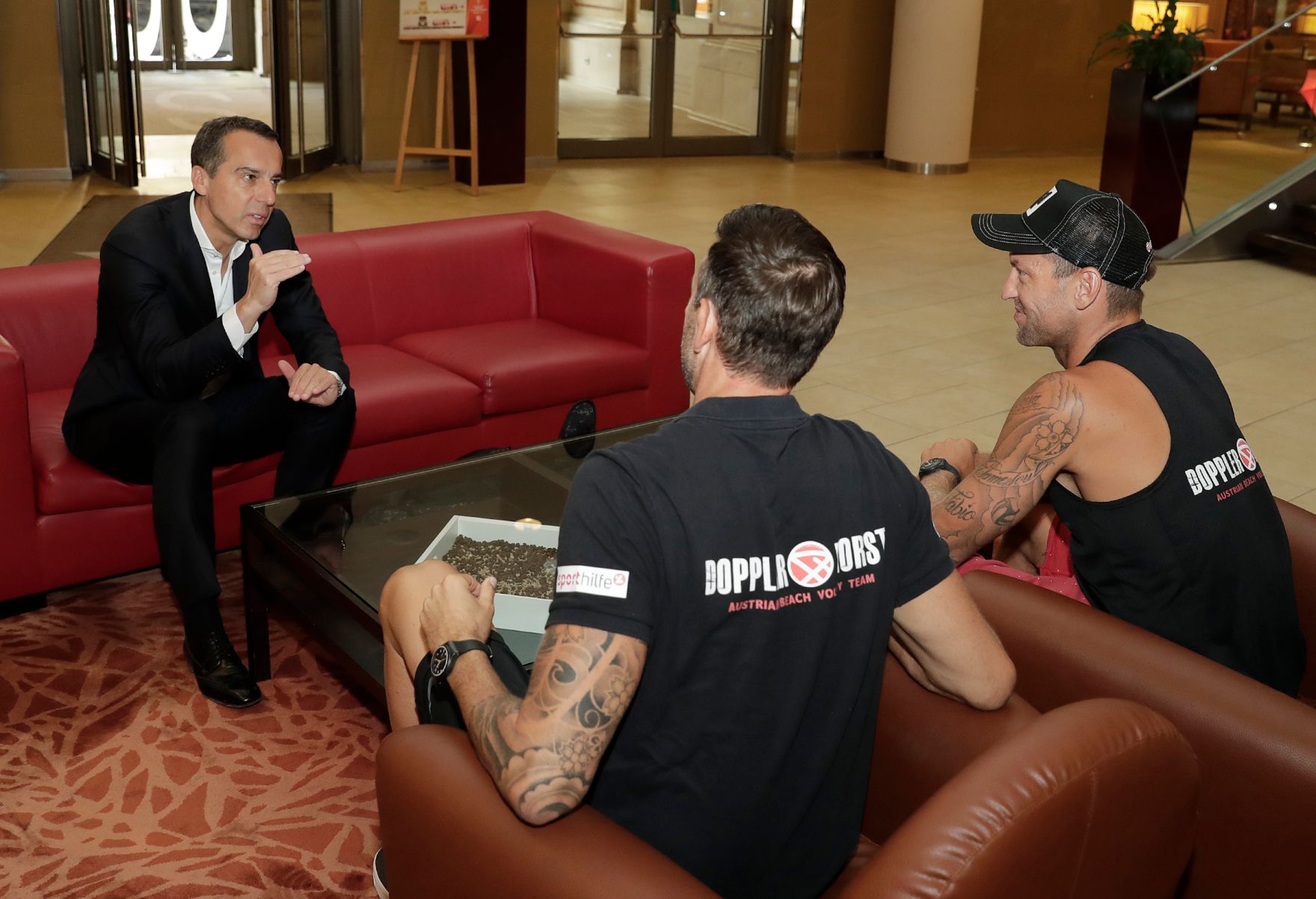Am 4. August 2017 traf Bundeskanzler Christian Kern (im Bild) das &ouml;sterreichische Beach-Volleyball-Duo Clemens Doppler und Alexander Horst.