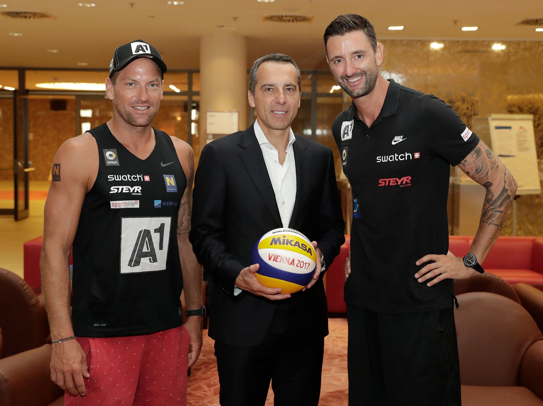 Am 4. August 2017 traf Bundeskanzler Christian Kern (m.) das &ouml;sterreichische Beach-Volleyball-Duo Clemens Doppler (r.) und Alexander Horst (l.).