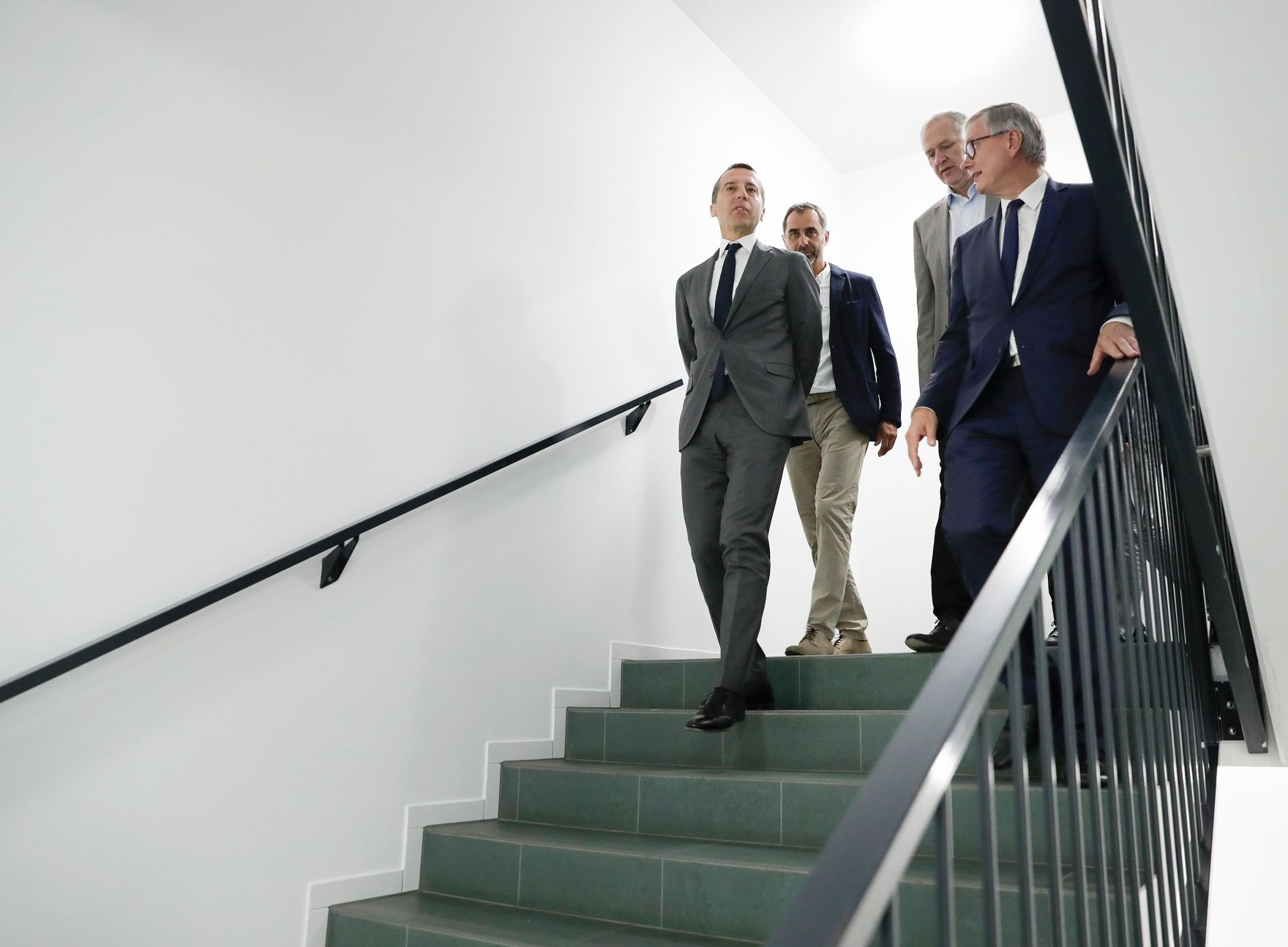 Am 8. August 2017 besuchte Bundeskanzler Christian Kern (l.) das AMS in Steyr.