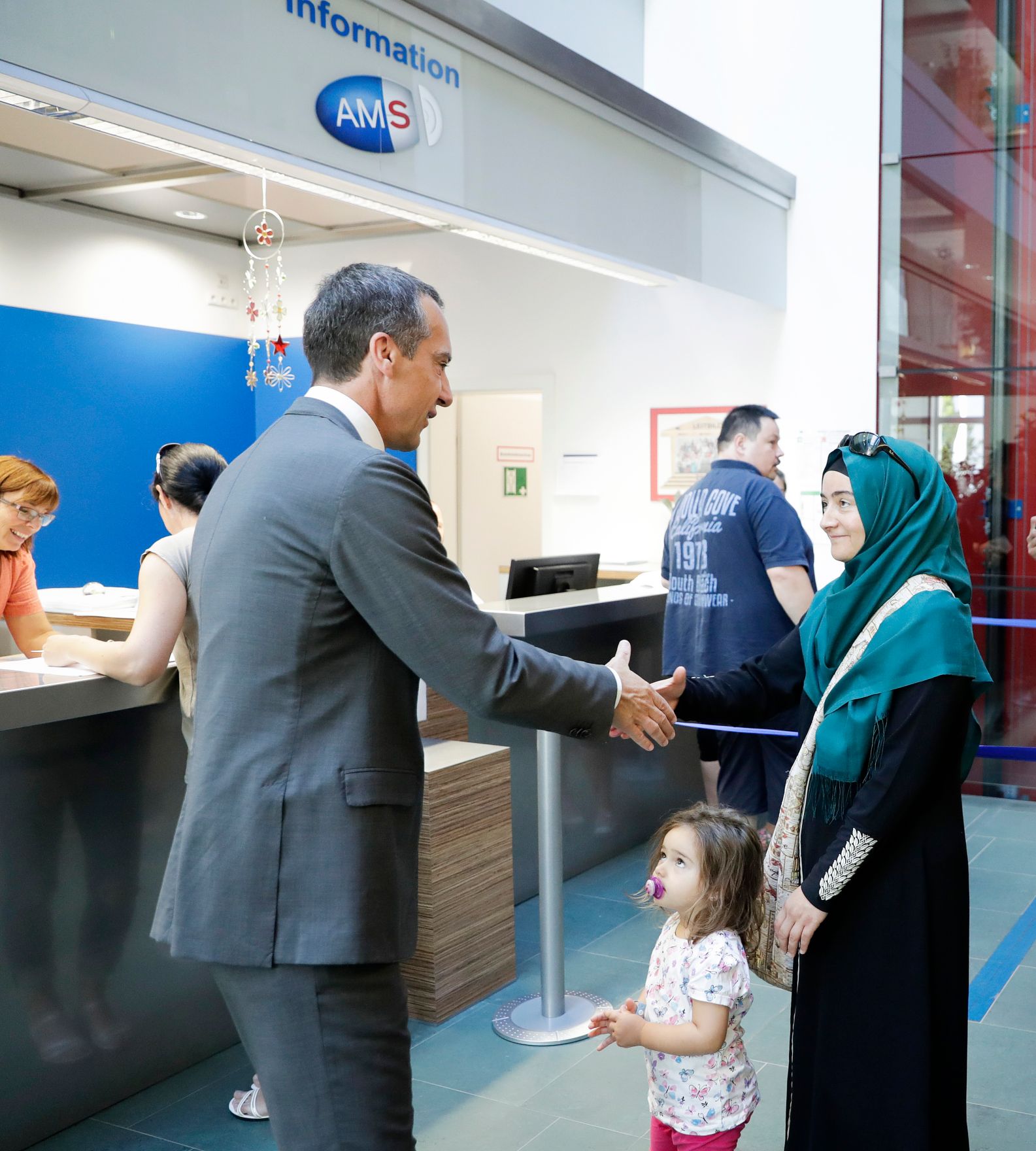 Am 8. August 2017 besuchte Bundeskanzler Christian Kern (l.) das AMS in Steyr.
