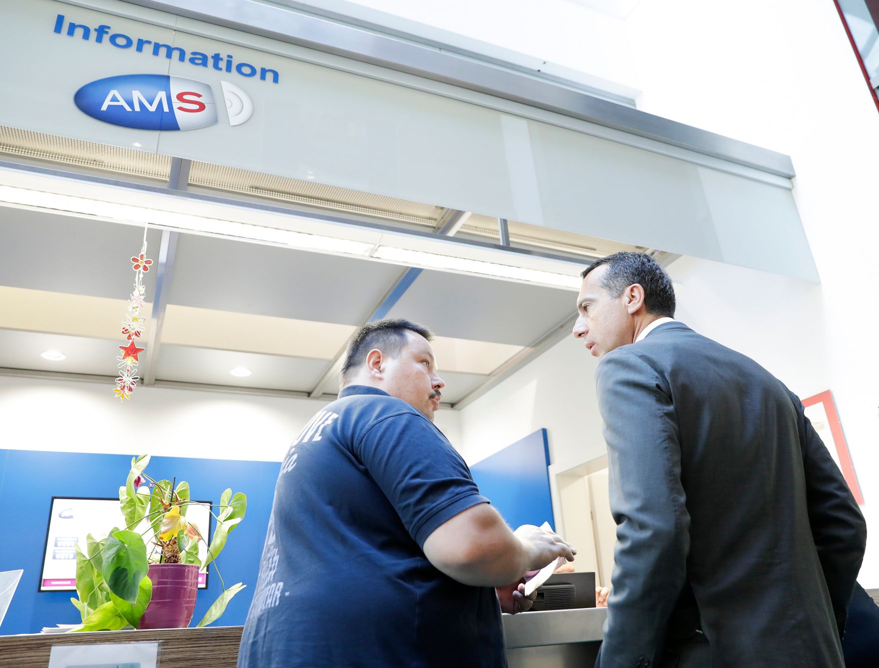 Am 8. August 2017 besuchte Bundeskanzler Christian Kern (r.) das AMS in Steyr.