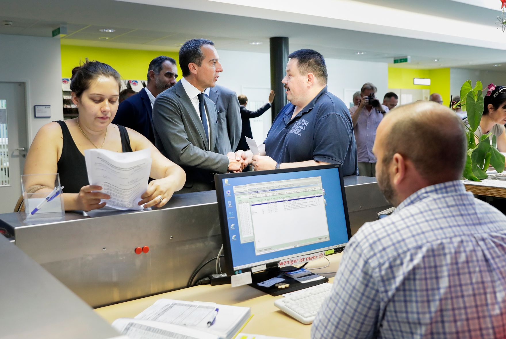 Am 8. August 2017 besuchte Bundeskanzler Christian Kern (m.l.) das AMS in Steyr.