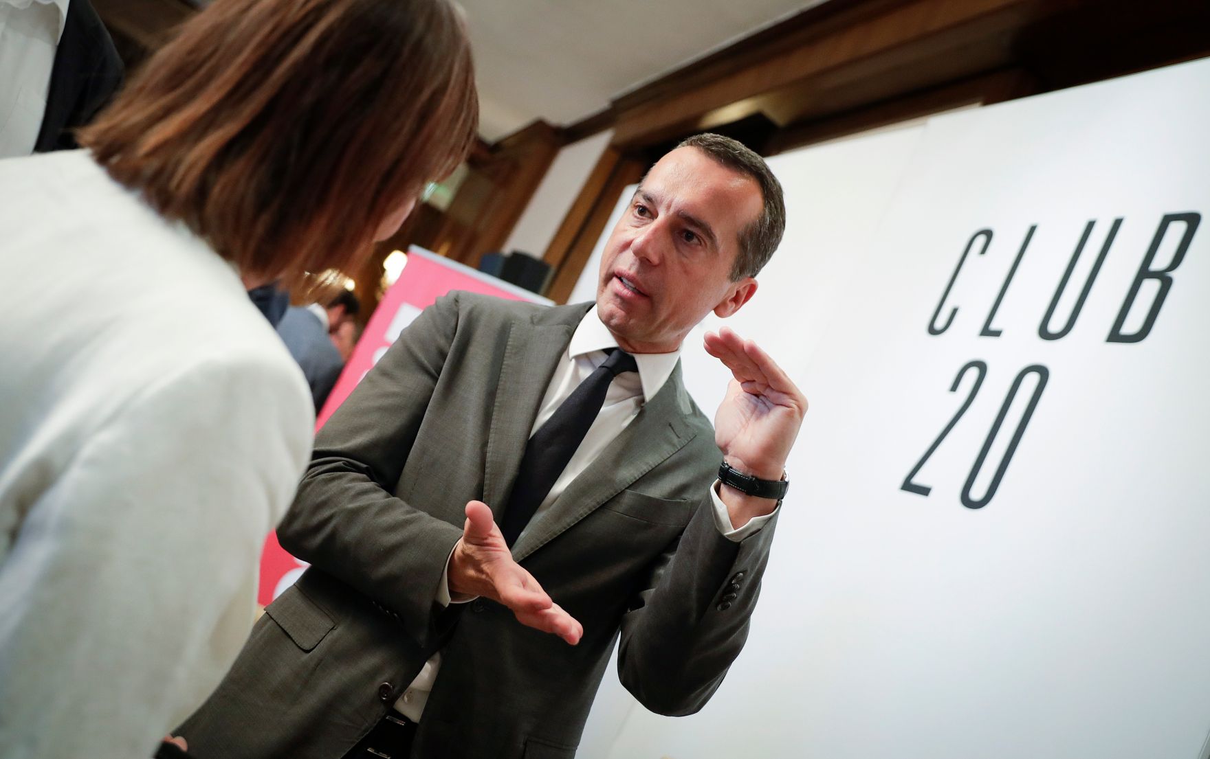 Am 8. August 2017 nahm Bundeskanzler Christian Kern (r.) an der Club 20 Diskussion mit Profil Herausgeber Christian Rainer und Eva Linsinger teil.