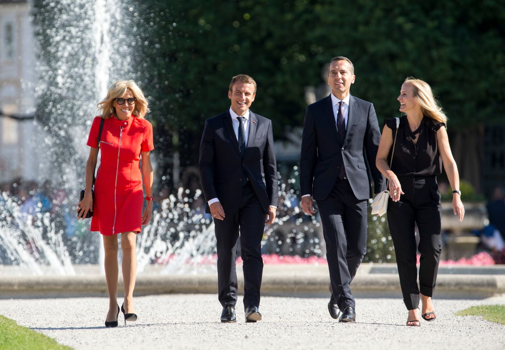 Am 23. August 2017 empfing Bundeskanzler Christian Kern (m.r.) den franz&ouml;sischen Pr&auml;sidenten Emmanuel Macron (m.l.) in Salzburg. Im Bild mit Brigitte Macron (l.) und Eveline Steinberger-Kern (r.).