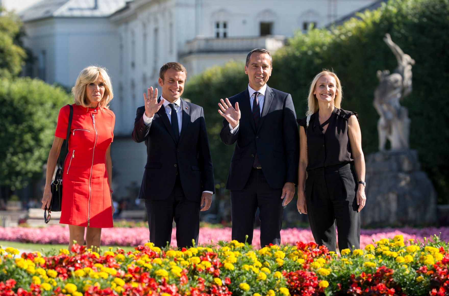 Am 23. August 2017 empfing Bundeskanzler Christian Kern (m.r.) den franz&ouml;sischen Pr&auml;sidenten Emmanuel Macron (m.l.) in Salzburg. Im Bild mit Brigitte Macron (l.) und Eveline Steinberger-Kern (r.).