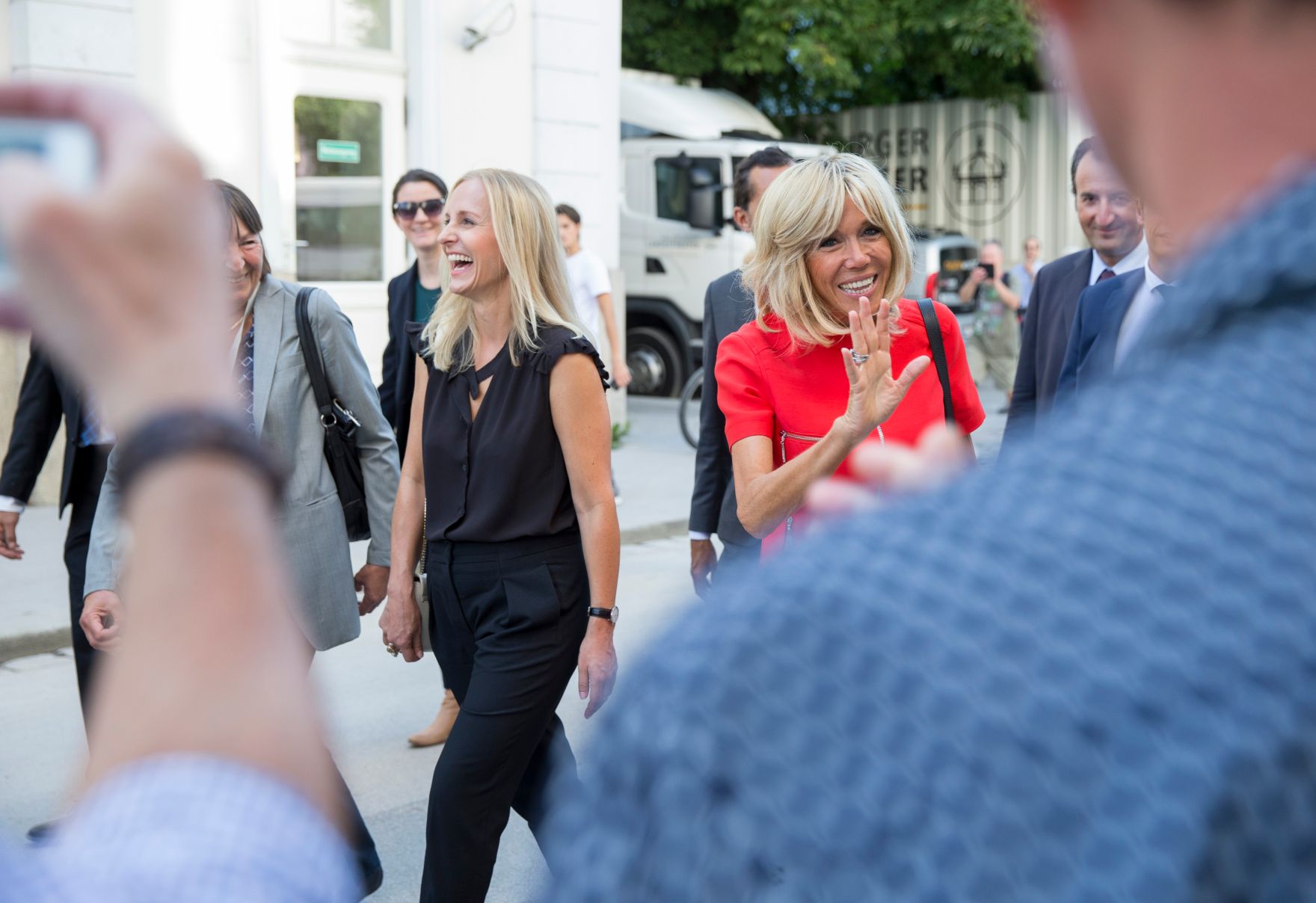 Am 23. August 2017 absolvierten Brigitte Macron (r.) und Eveline Steinberger-Kern (l.) im Rahmen des Besuchs des franz&ouml;sischen Pr&auml;sidenten Emmanuel Macron bei Bundeskanzler Christian Kern ein Damenprogramm.
