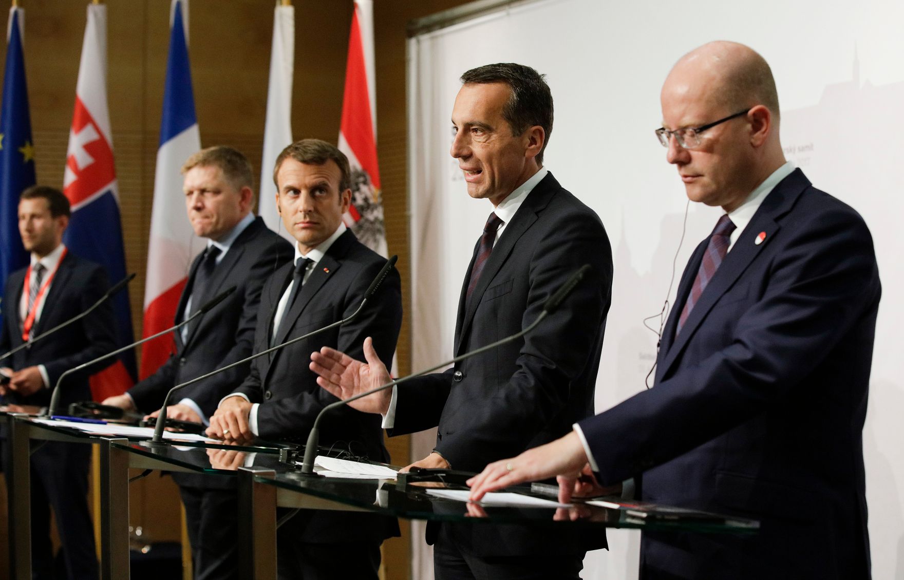 Am 23. August 2017 fand der Salzburger Gipfel statt. Im Bild Bundeskanzler Christian Kern (m.r.), der franz&ouml;sische Pr&auml;sident Emmanuel Macron (m.l.), der slowakische Ministerpr&auml;sident Robert Fico (l.) und der tschechische Ministerpr&auml;sident Bohuslav Sobotka (r.) bei der Pressekonferenz.