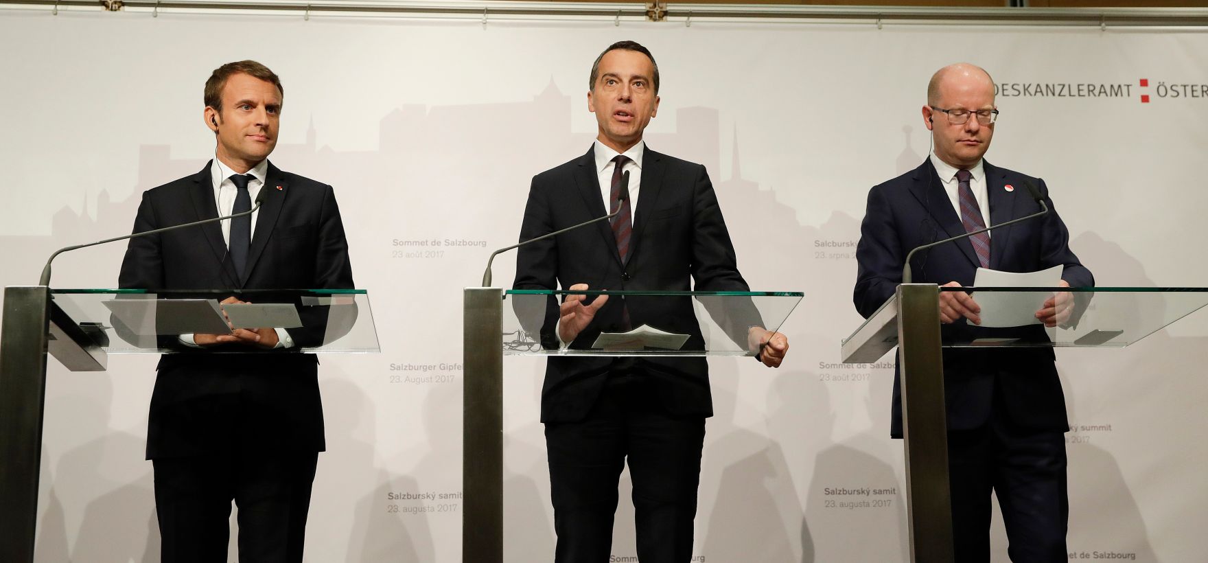 Am 23. August 2017 fand der Salzburger Gipfel statt. Im Bild Bundeskanzler Christian Kern (m.), der franz&ouml;sische Pr&auml;sident Emmanuel Macron (l.) und der tschechische Ministerpr&auml;sident Bohuslav Sobotka (r.) bei der Pressekonferenz.