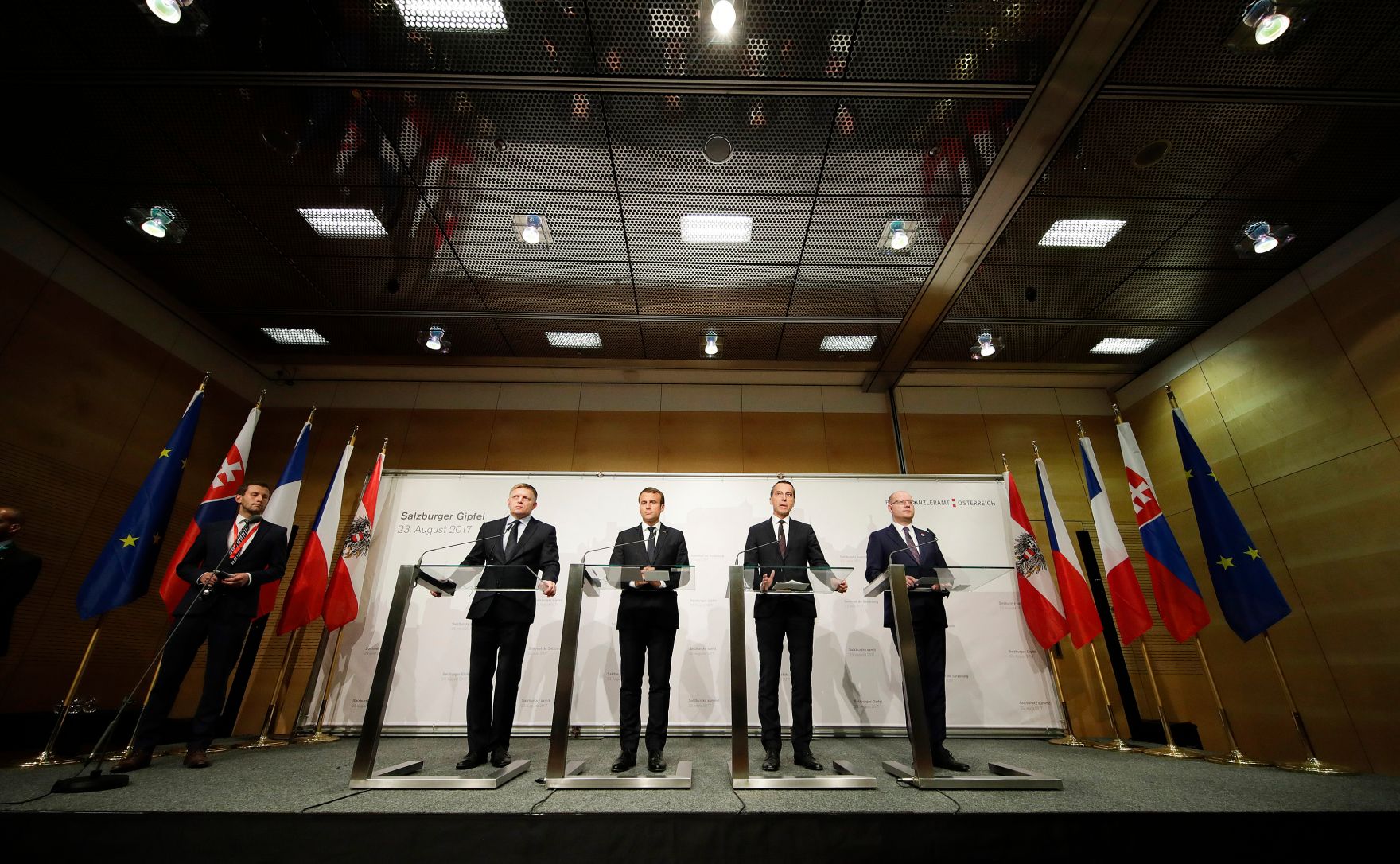 Am 23. August 2017 fand der Salzburger Gipfel statt. Im Bild Bundeskanzler Christian Kern (m.r.), der franz&ouml;sische Pr&auml;sident Emmanuel Macron (m.l.), der slowakische Ministerpr&auml;sident Robert Fico (l.) und der tschechische Ministerpr&auml;sident Bohuslav Sobotka (r.). bei der Pressekonferenz.