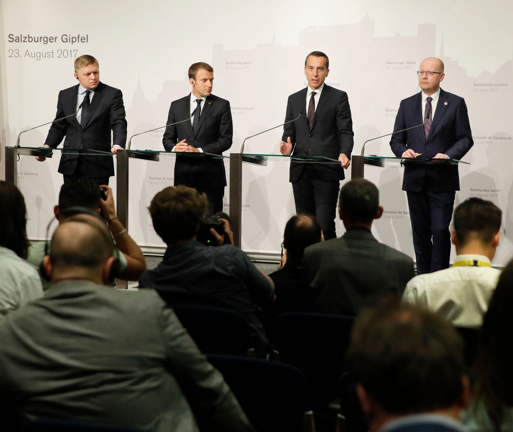 Am 23. August 2017 fand der Salzburger Gipfel statt. Im Bild Bundeskanzler Christian Kern (m.r.), der franz&ouml;sische Pr&auml;sident Emmanuel Macron (m.l.), der slowakische Ministerpr&auml;sident Robert Fico (l.) und der tschechische Ministerpr&auml;sident Bohuslav Sobotka (r.) bei der Pressekonferenz.