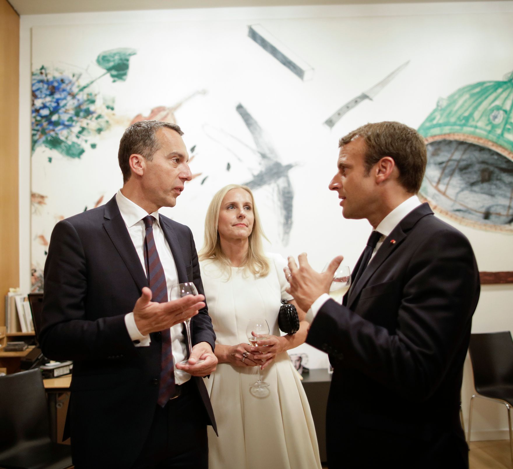 Am 23. August 2017 empfing Bundeskanzler Christian Kern (l.) den franz&ouml;sischen Pr&auml;sidenten Emmanuel Macron (r.) in Salzburg. Im Bild mit Eveline Steinberger-Kern (m.) beim Besuch der Salzburger Festspiele.