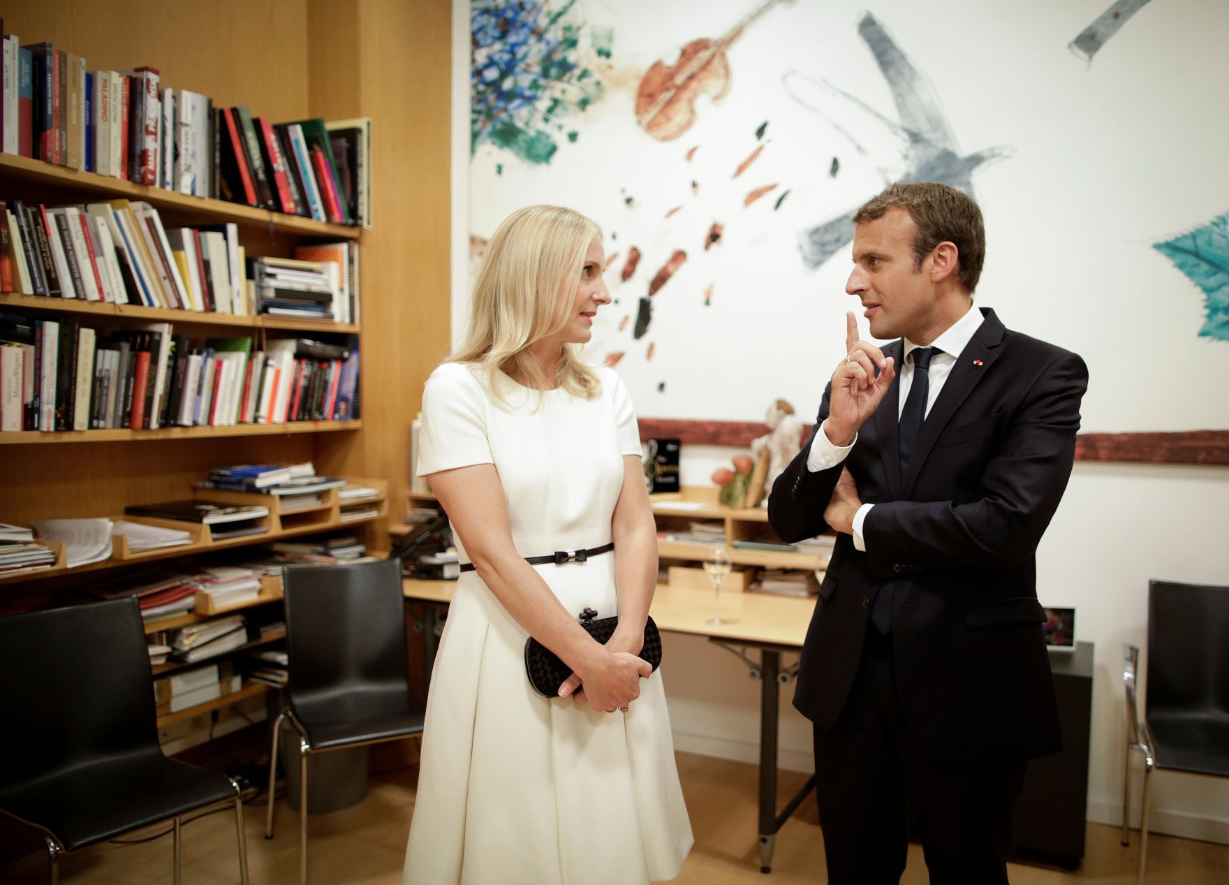 Am 23. August 2017 empfing Bundeskanzler Christian Kern den franz&ouml;sischen Pr&auml;sidenten Emmanuel Macron (r.) in Salzburg. Im Bild mit Eveline Steinberger-Kern (l.) beim Besuch der Salzburger Festspiele.