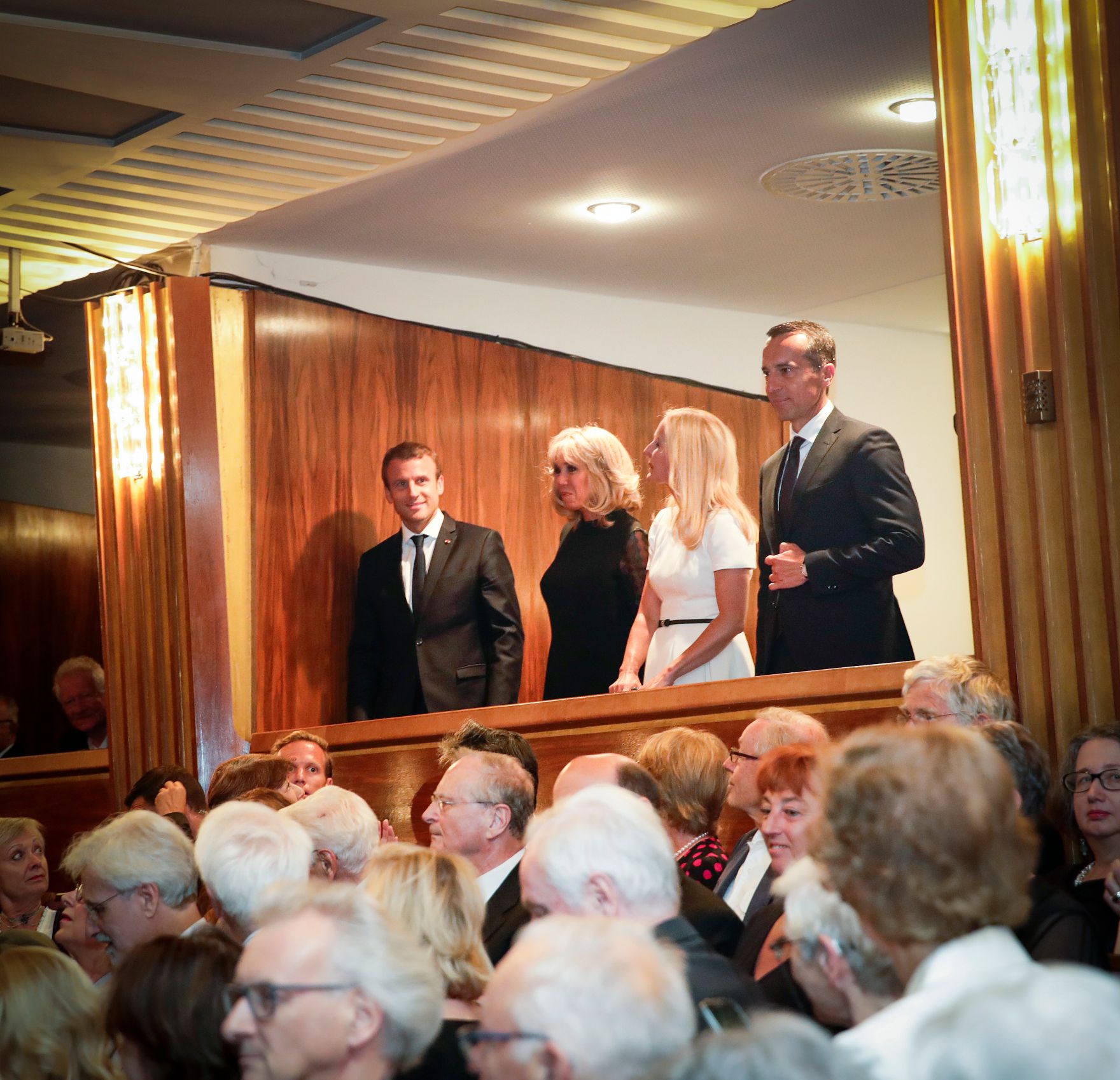 Am 23. August 2017 empfing Bundeskanzler Christian Kern (r.) den franz&ouml;sischen Pr&auml;sidenten Emmanuel Macron (l.) in Salzburg. Im Bild mit Eveline Steinberger-Kern (m.r.) und Brigitte Macron (m.l.) beim Besuch der Salzburger Festspiele.